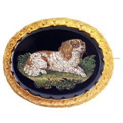 Broche de micromosaico de Luigi Moglia que representa un perrito faleno