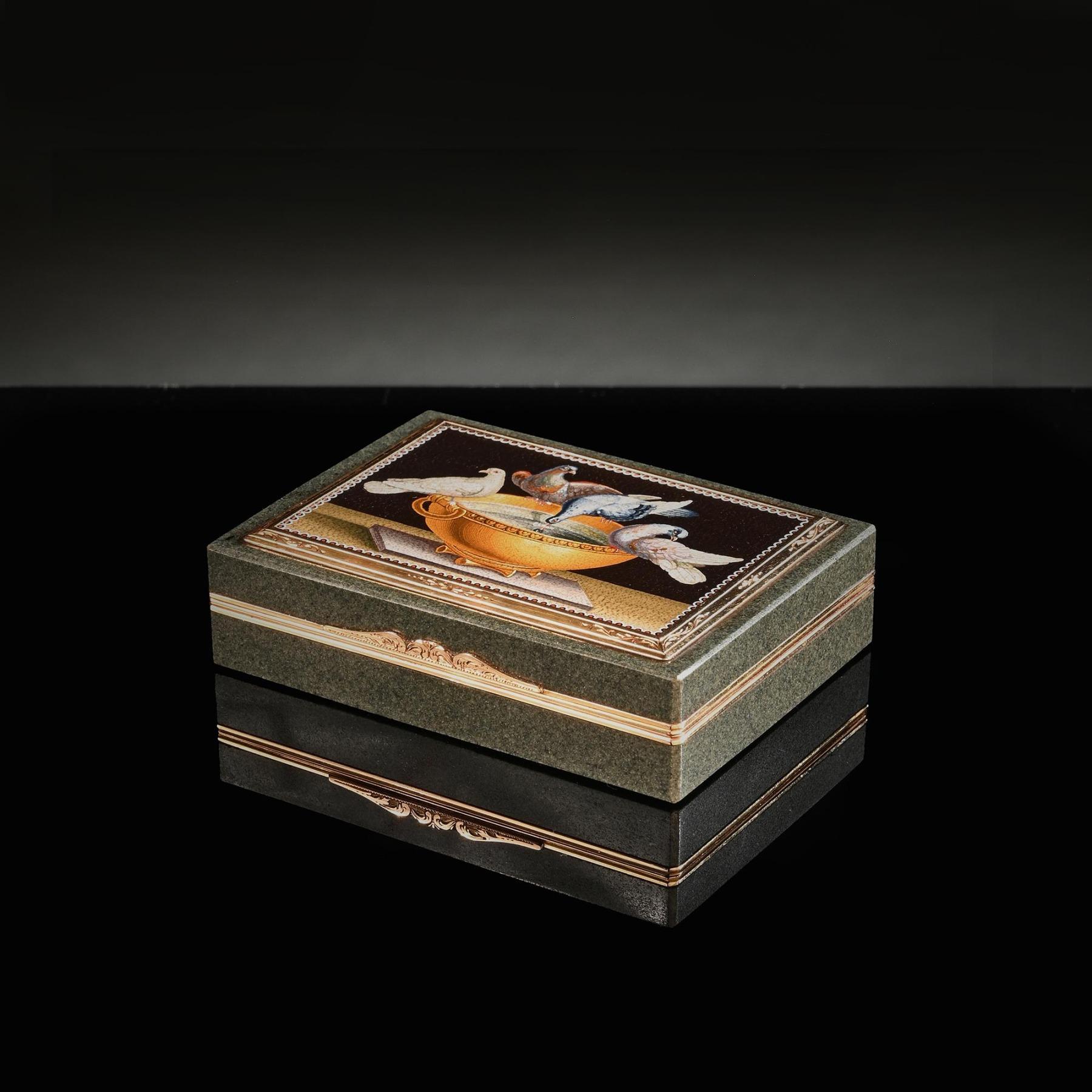 Schnupftabakdose aus Jaspis mit Goldmontierung aus Mikromosaik, Italien, Gioacchino, frühes 19. Jahrhundert  (Italienisch) im Angebot
