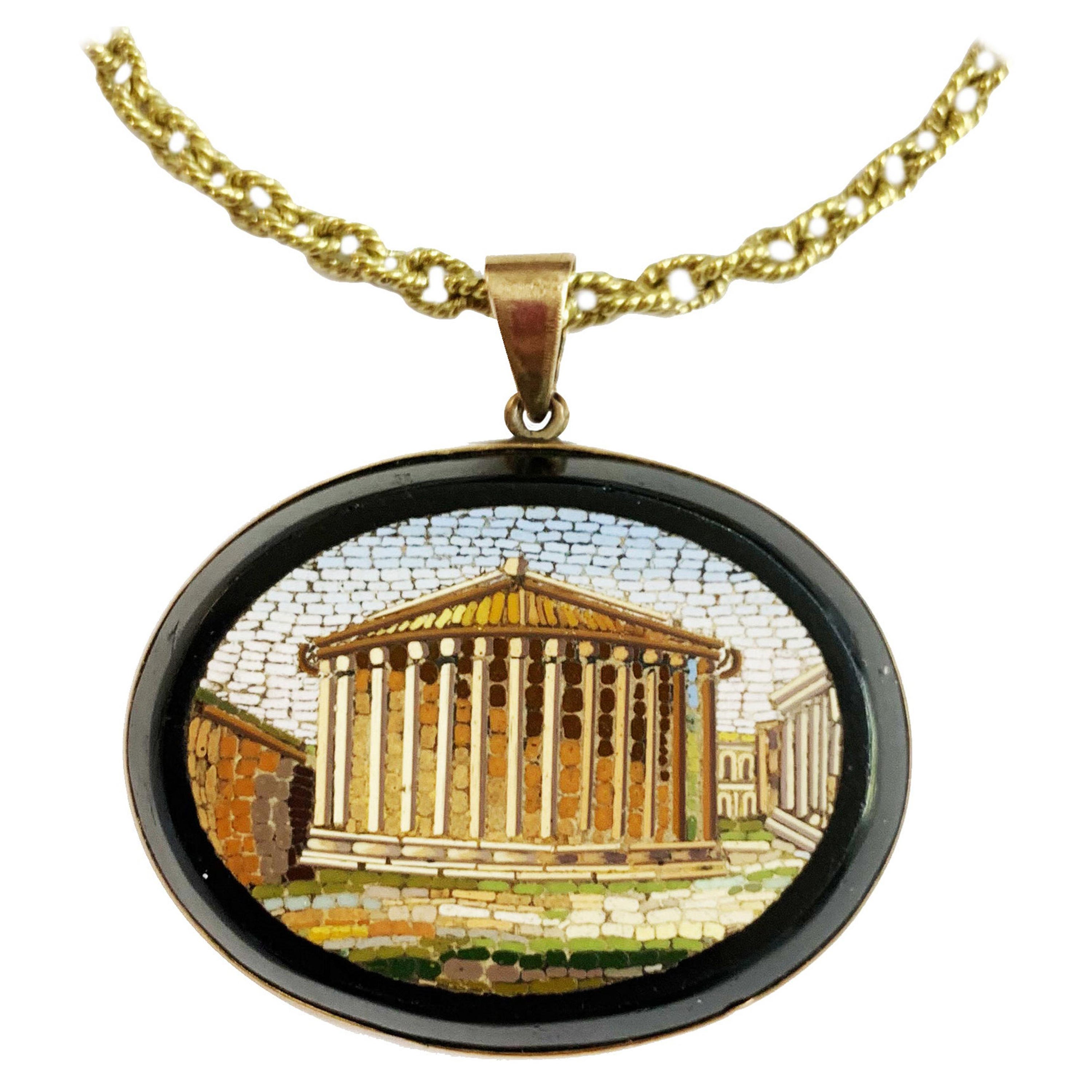 Colgante de micromosaico 'circa 1850' que representa el Templo de Vesta, Roma en venta