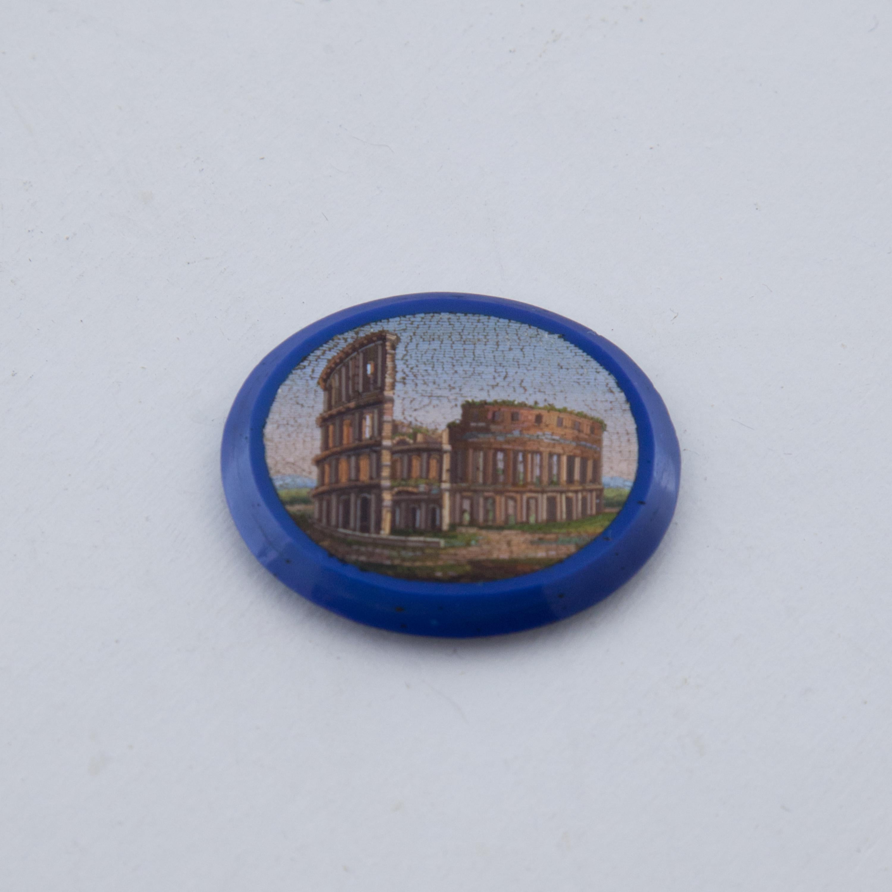 Double-sided, very finely worked with views of the Pantheon and the Colosseum in an oval setting.