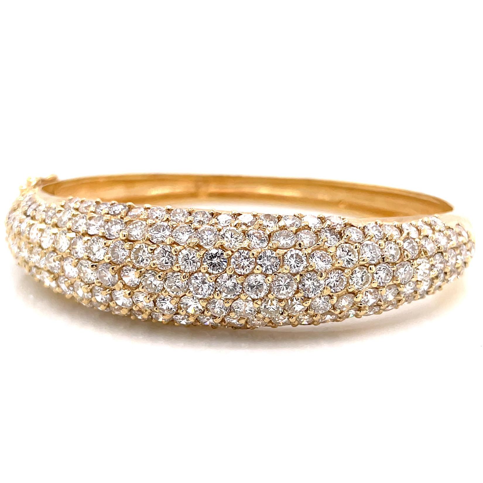 Taille ronde Bracelet jonc en or jaune 14 carats avec diamants taille brillant rond et micropavé de 11,50 carats en vente