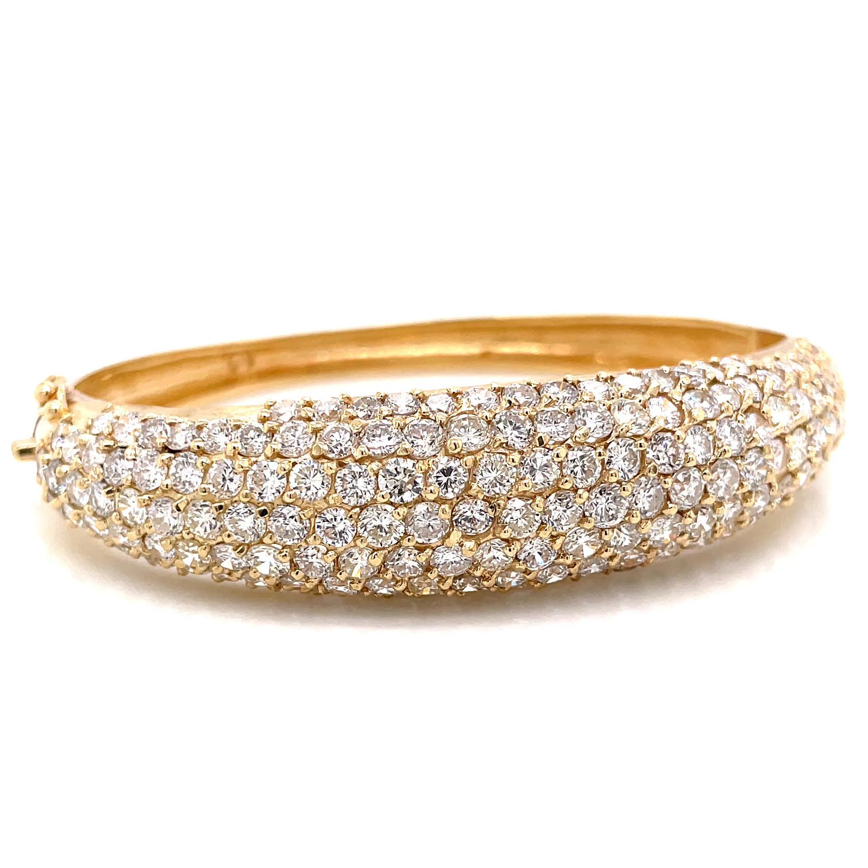Micropave 11.50 Carat Round Brilliant Cut Diamonds 14 Karat Yellow Gold Bangle In Excellent Condition For Sale In Beverly Hills, CA