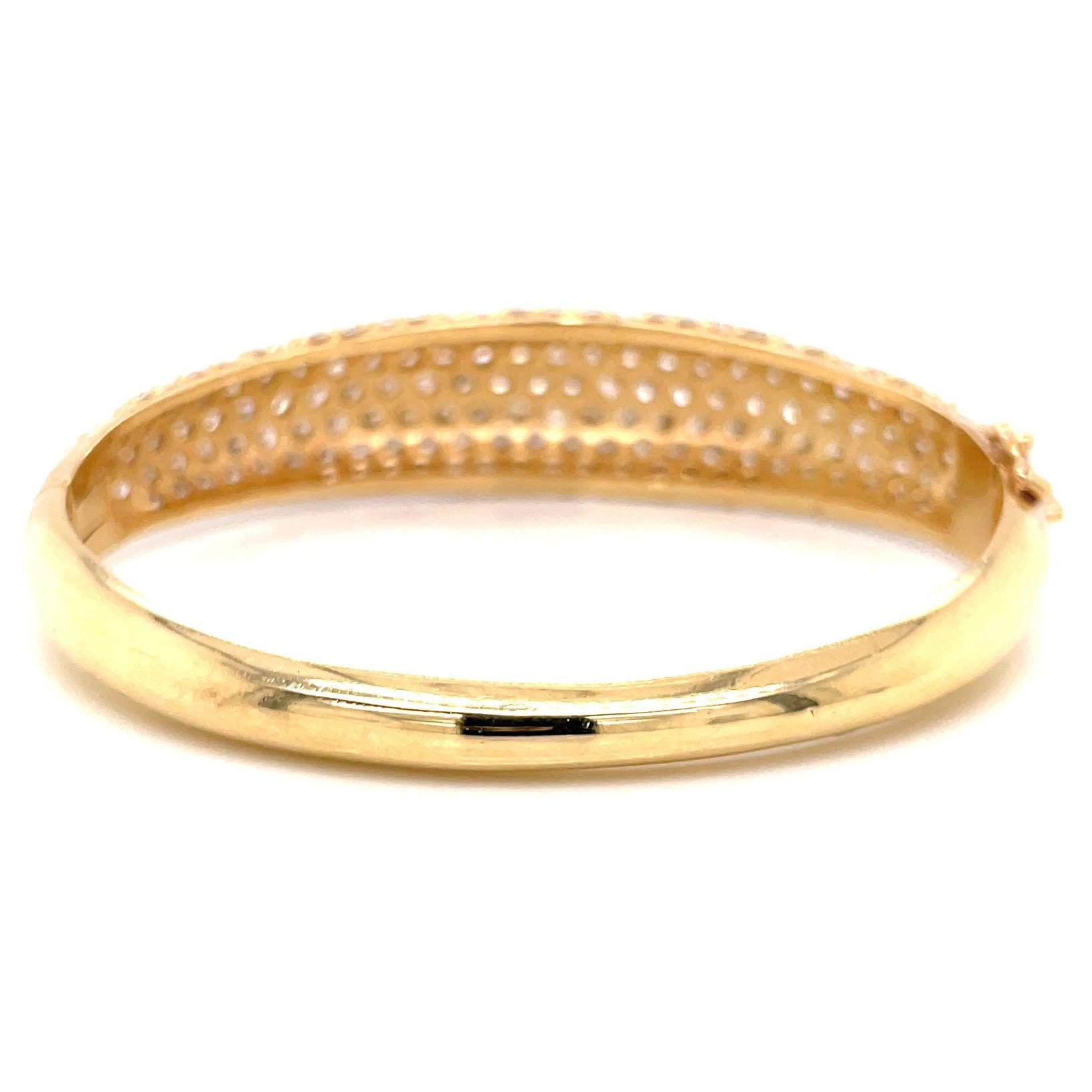 Bracelet jonc en or jaune 14 carats avec diamants taille brillant rond et micropavé de 11,50 carats Unisexe en vente