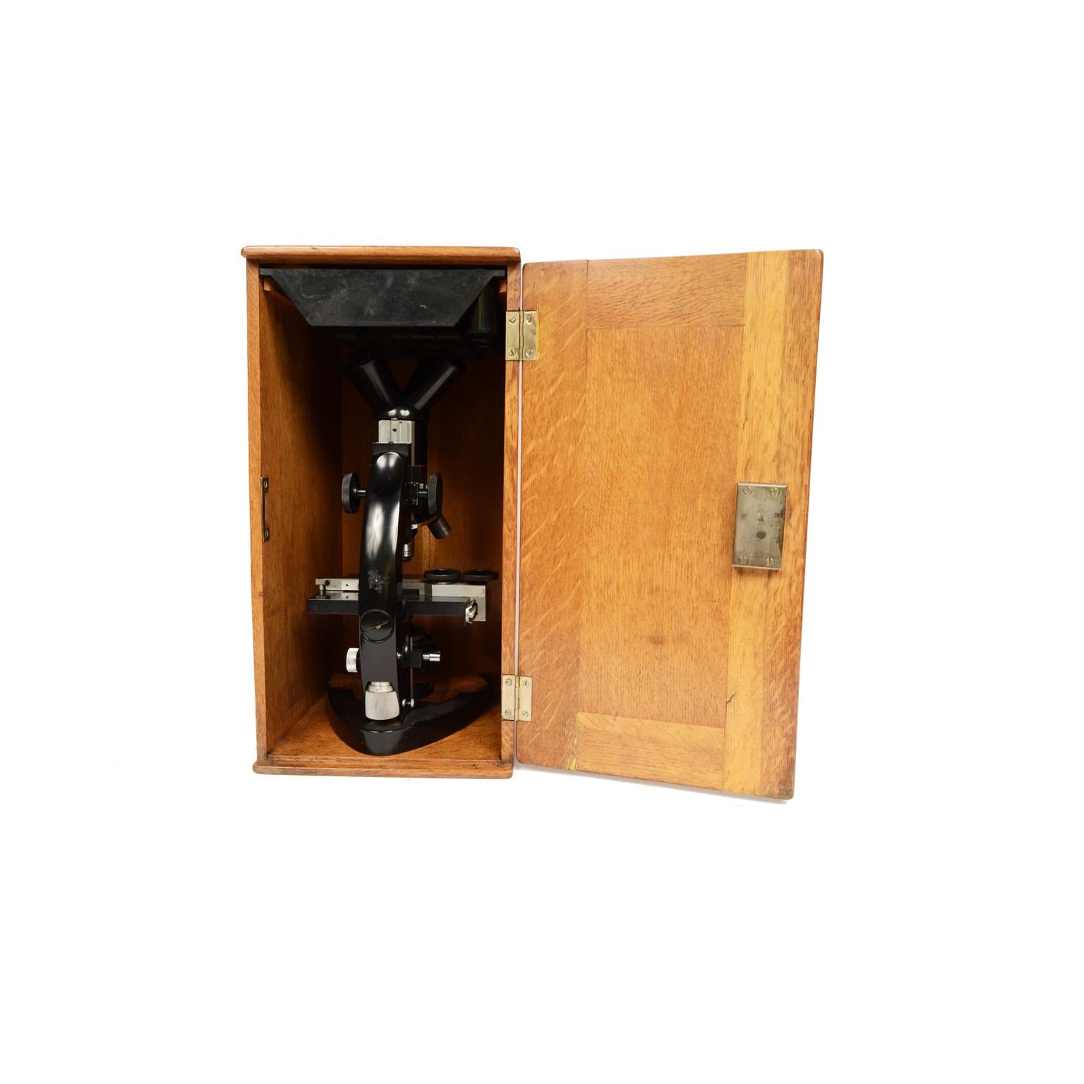 Microscope ancien de Milan de F.lli Koristka 1910/20  Boîte en bois avec accessoires en vente 5