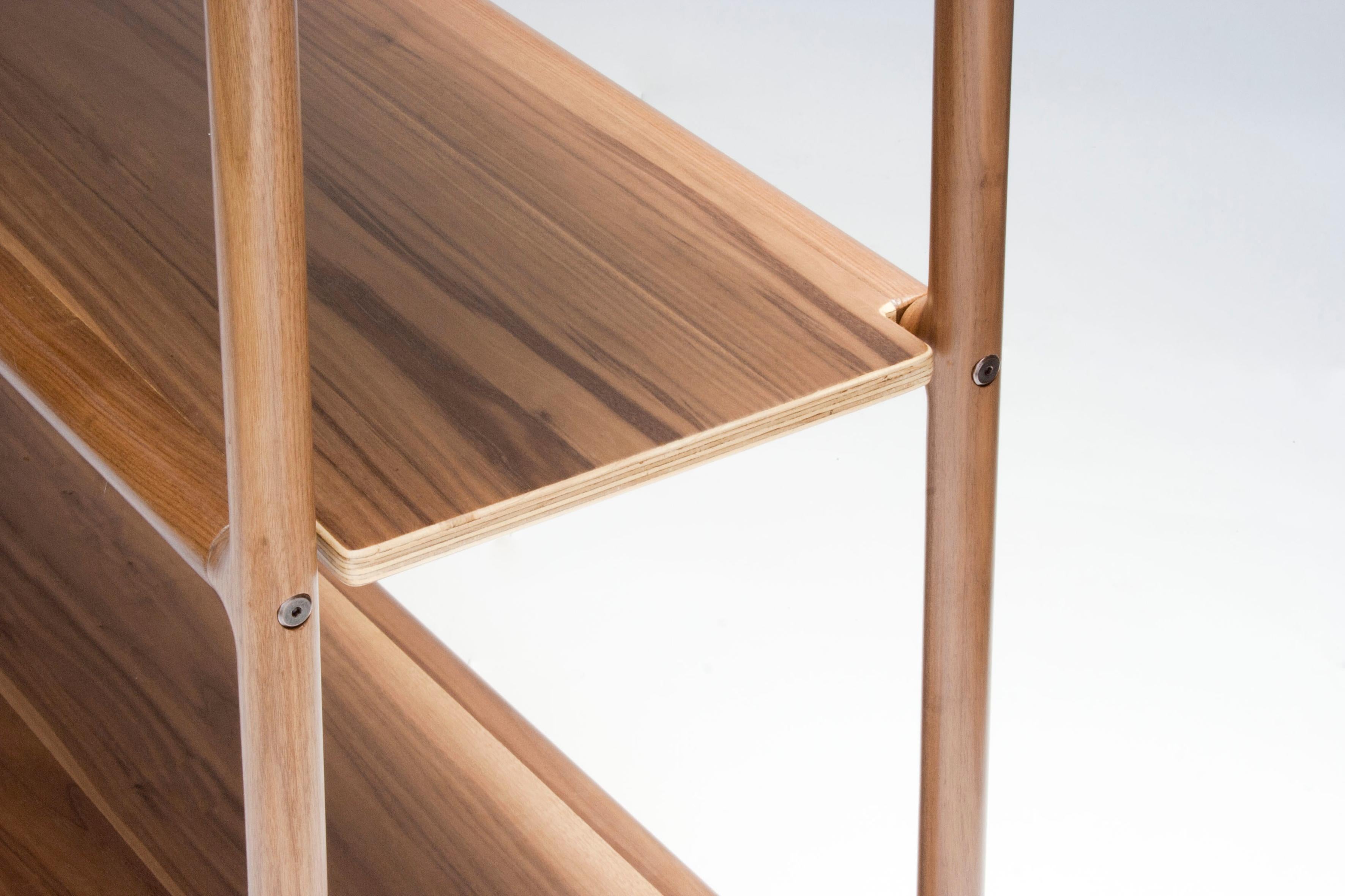 Mictlán ist aus Nussbaumholz gefertigt und verbindet moderne CNS-Techniken mit traditioneller Handwerkskunst zu einem Produkt von ästhetischer Schlichtheit und großer Detailtreue.