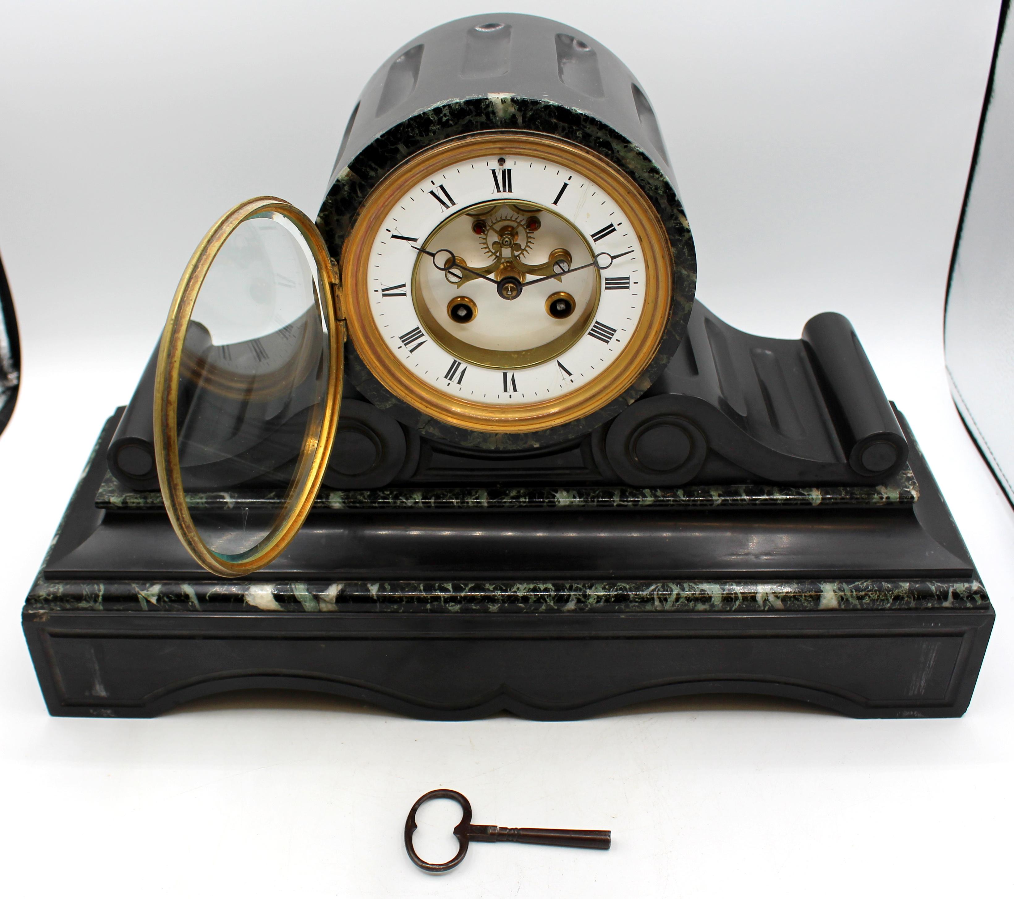 Horloge de manteau en ardoise et marbre, milieu du 19e siècle, France en vente 4