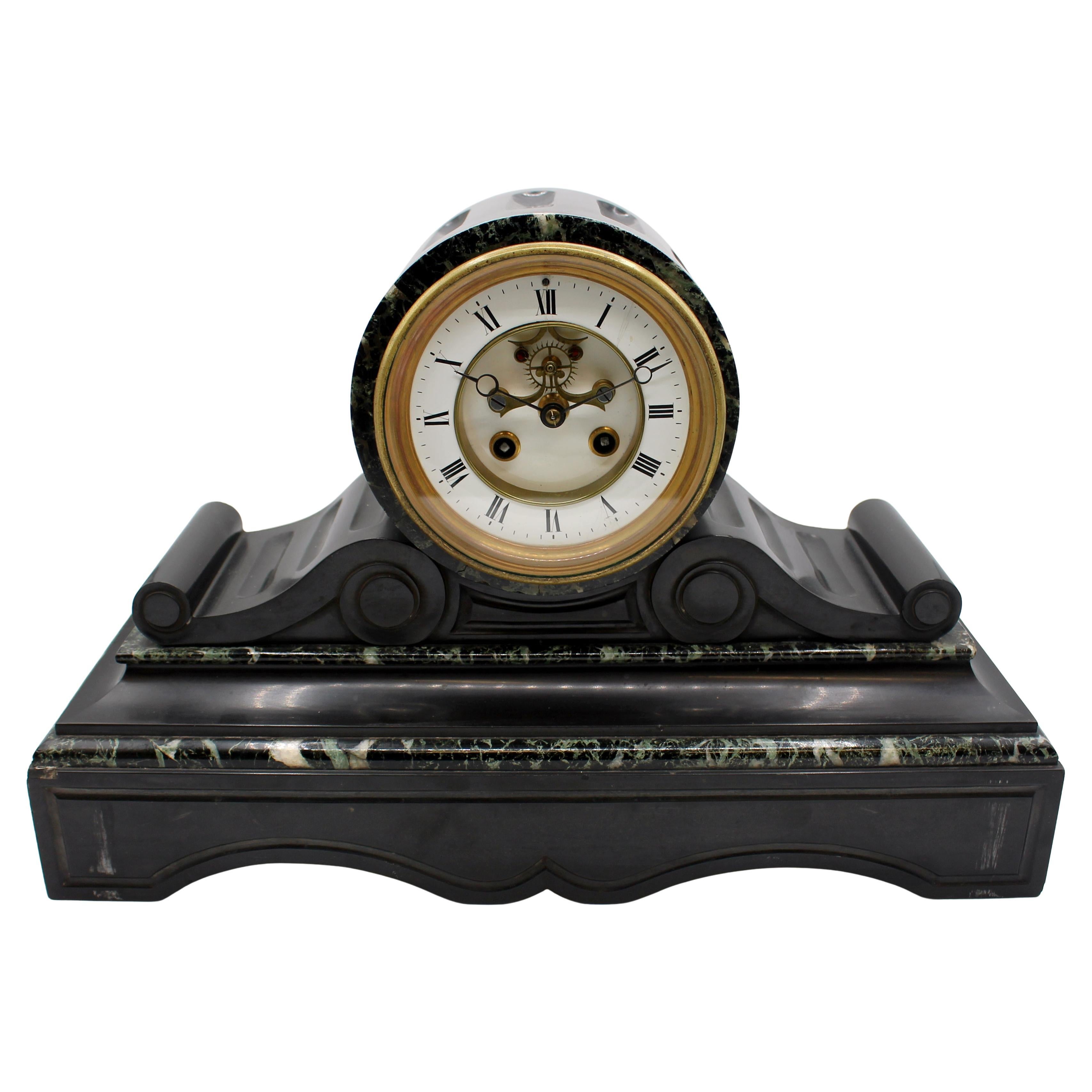 Horloge de manteau en ardoise et marbre, milieu du 19e siècle, France en vente