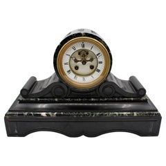 Reloj de chimenea francés de pizarra y mármol de mediados del siglo XIX