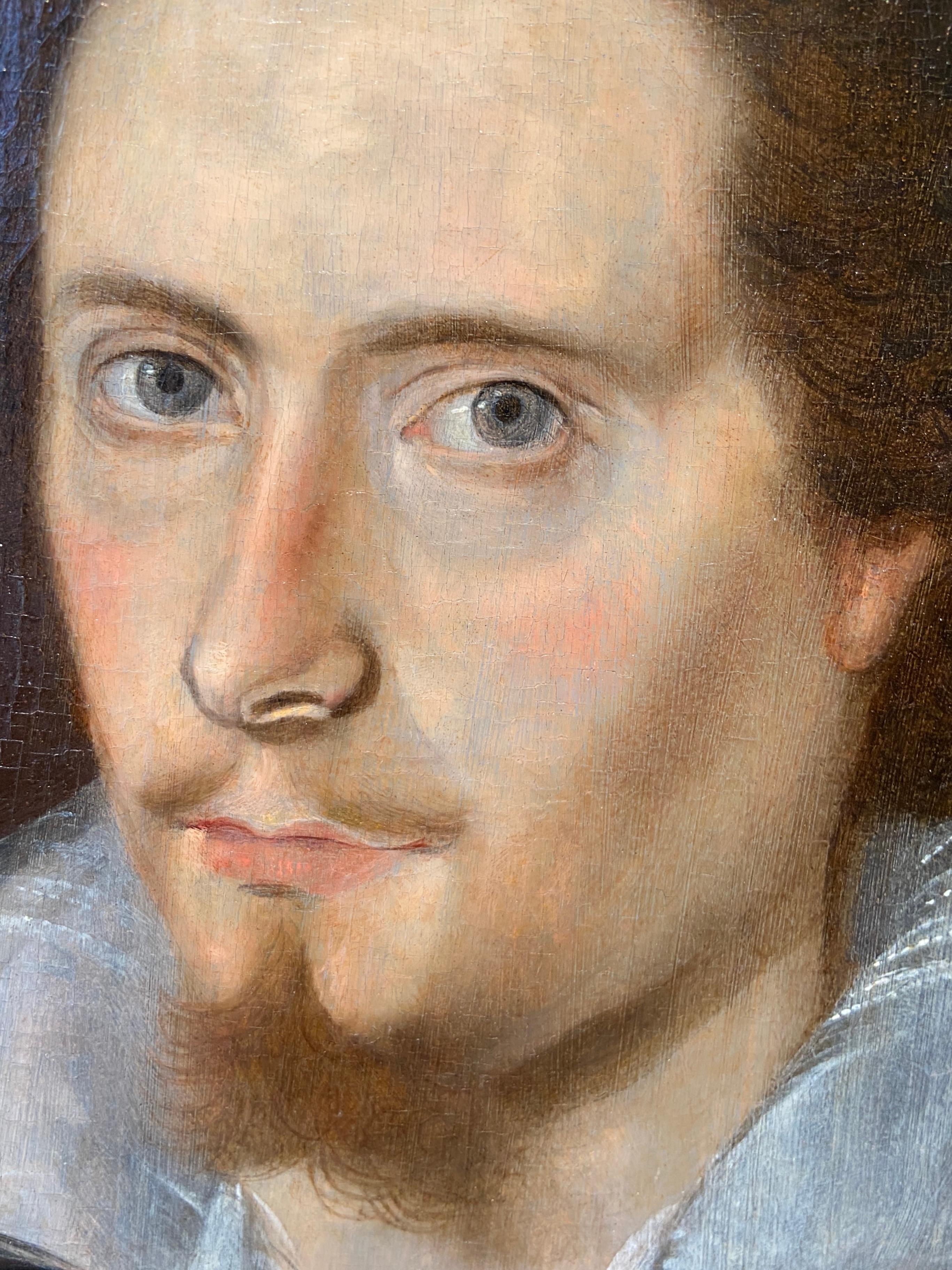 Óleo sobre tabla de roble
Tamaño de la imagen: 44 x 56,5 cm (17 1/4 x 22 1/4 pulgadas)
Marco de roble de época

Se trata del retrato de un caballero Tudor con una camisa abierta al lado y una mano levantada hacia el pecho. No existe ningún retrato