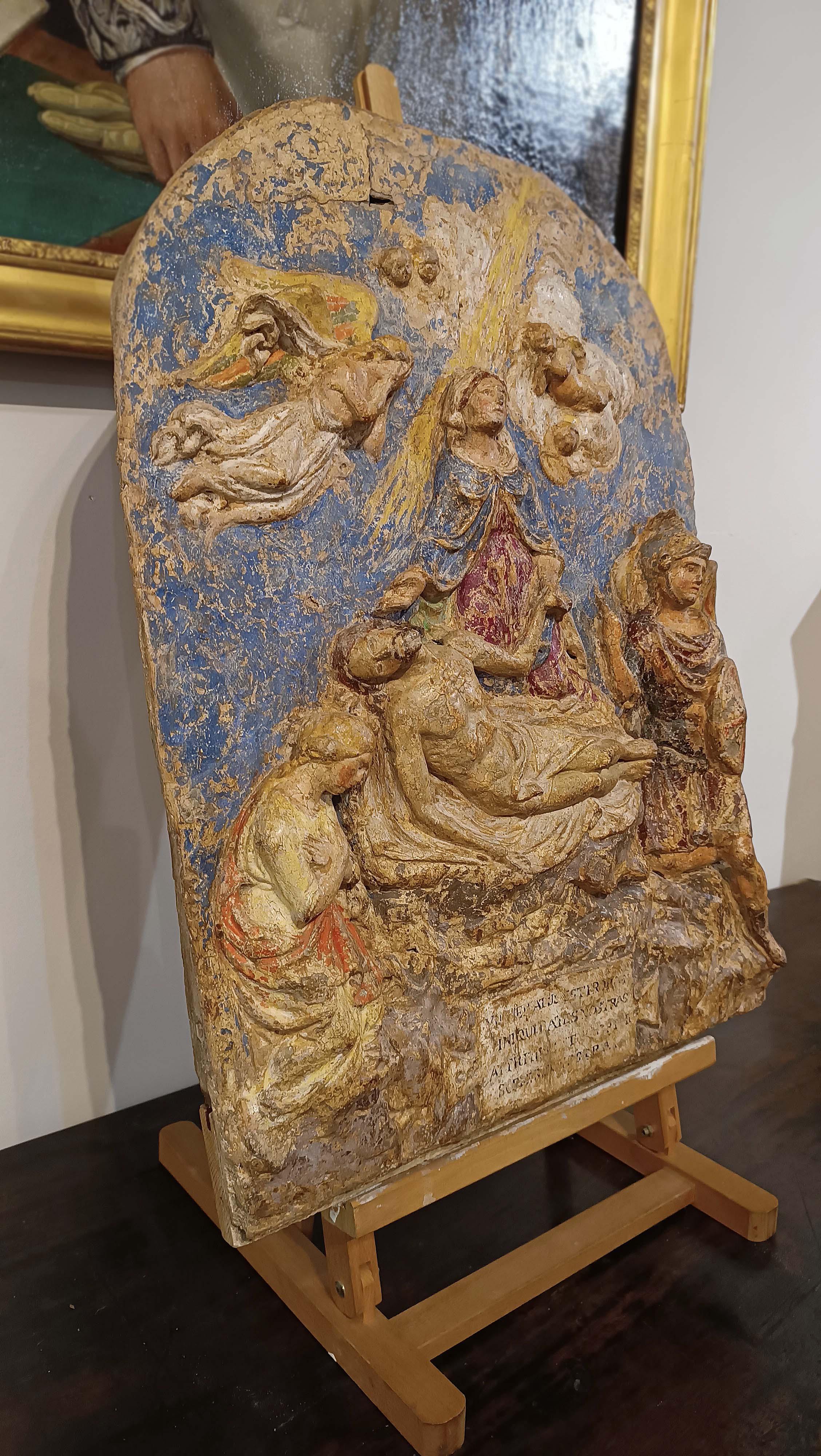 Beautiful Renaissance polychrome plaster, with original painting, applied to a wooden panel. The plaster depicts the Deposition of Christ, clearly visible in the center, with the dying Christ lying on the lap of his mother, Mary. Next to them, on