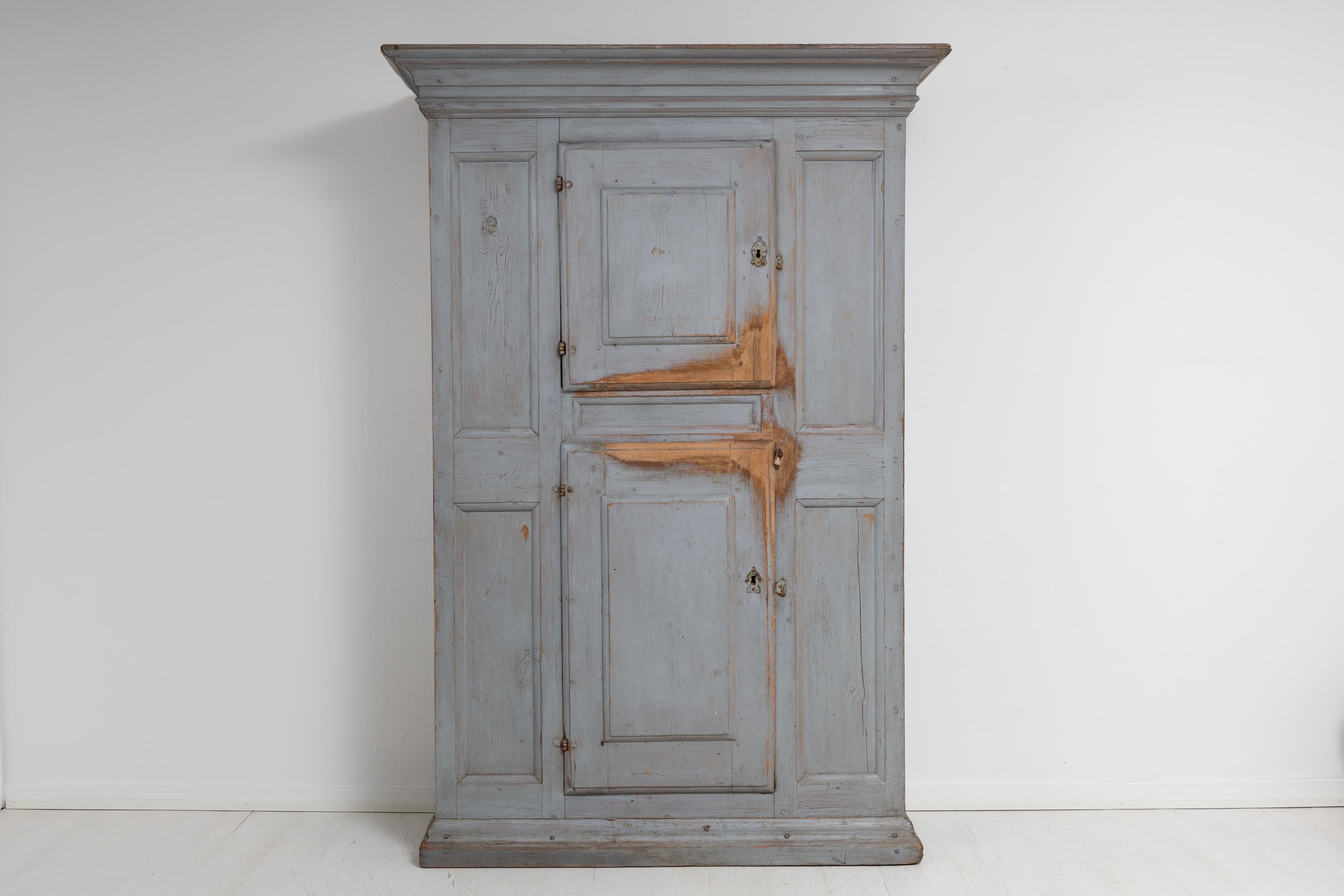 Mid 1700s Swedish Pine Painted Redwood Baroque Cabinet In Good Condition For Sale In Kramfors, SE