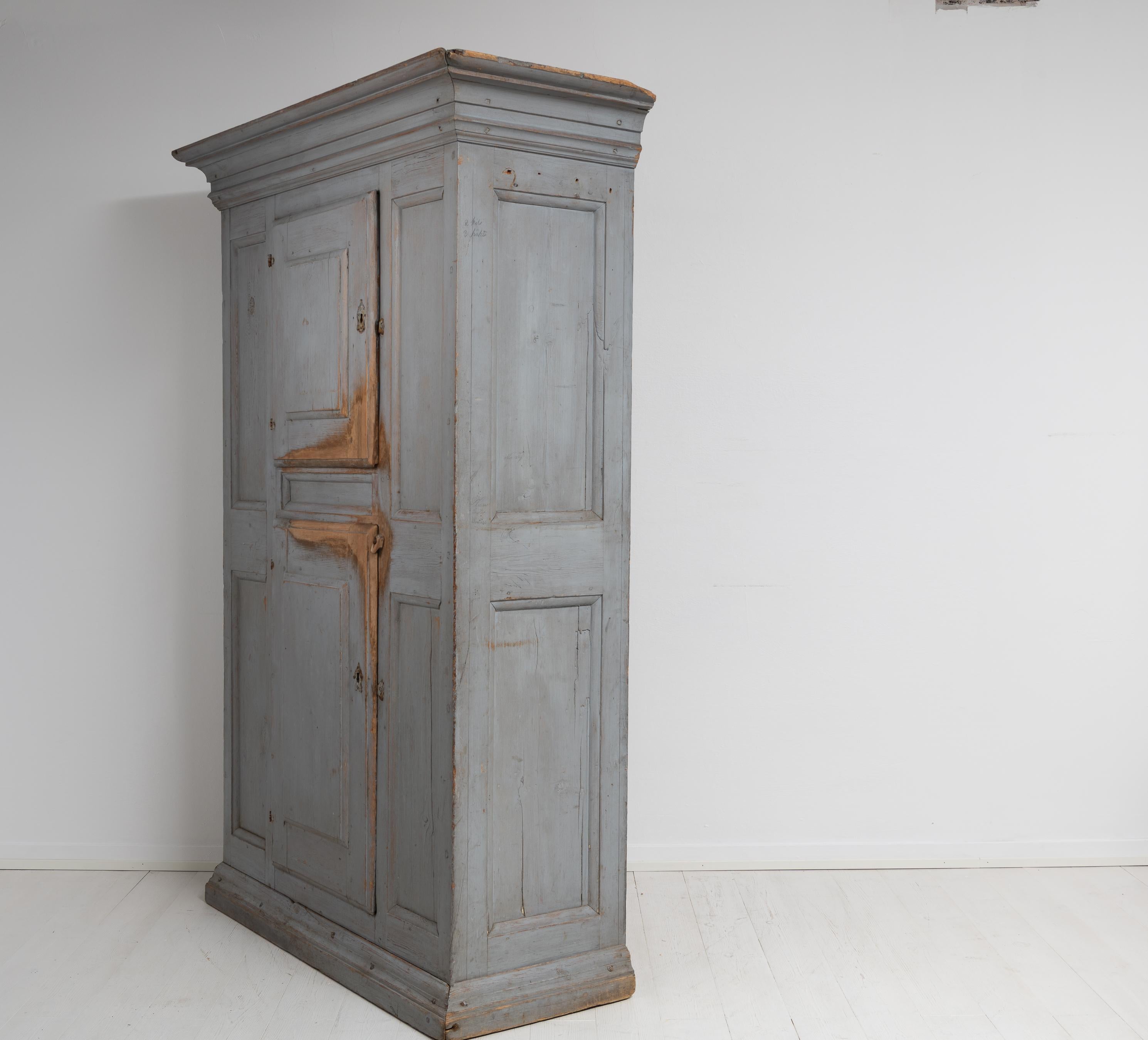 Mid 1700s Swedish Pine Painted Redwood Baroque Cabinet In Good Condition For Sale In Kramfors, SE