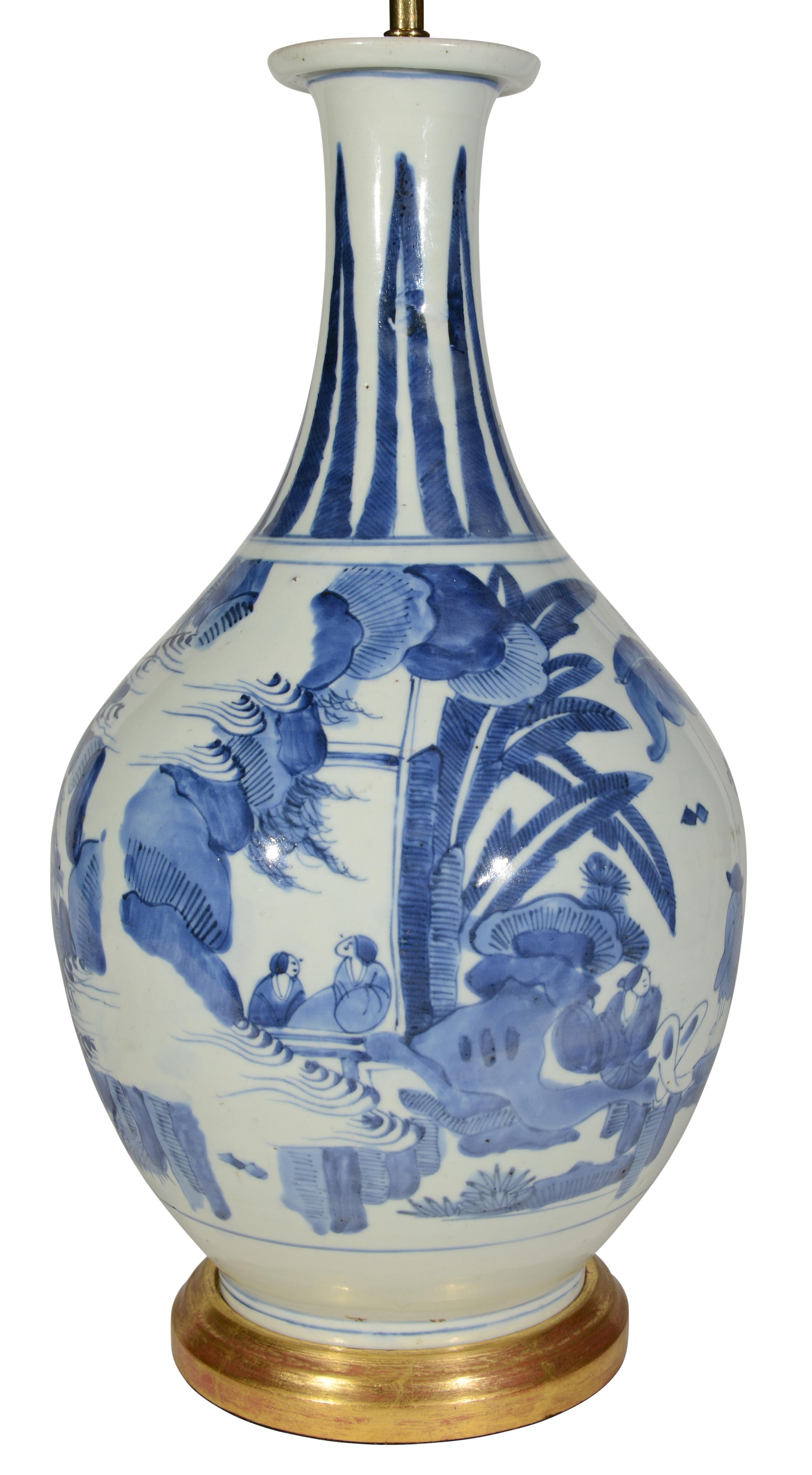 Fino y raro jarrón de gran tamaño de mediados del siglo XVII, de porcelana japonesa de Arita, decorado en tonos azules sobre fondo blanco, con flores y follaje estilizados y figuras en un paisaje, ahora montado como lámpara con base torneada dorada