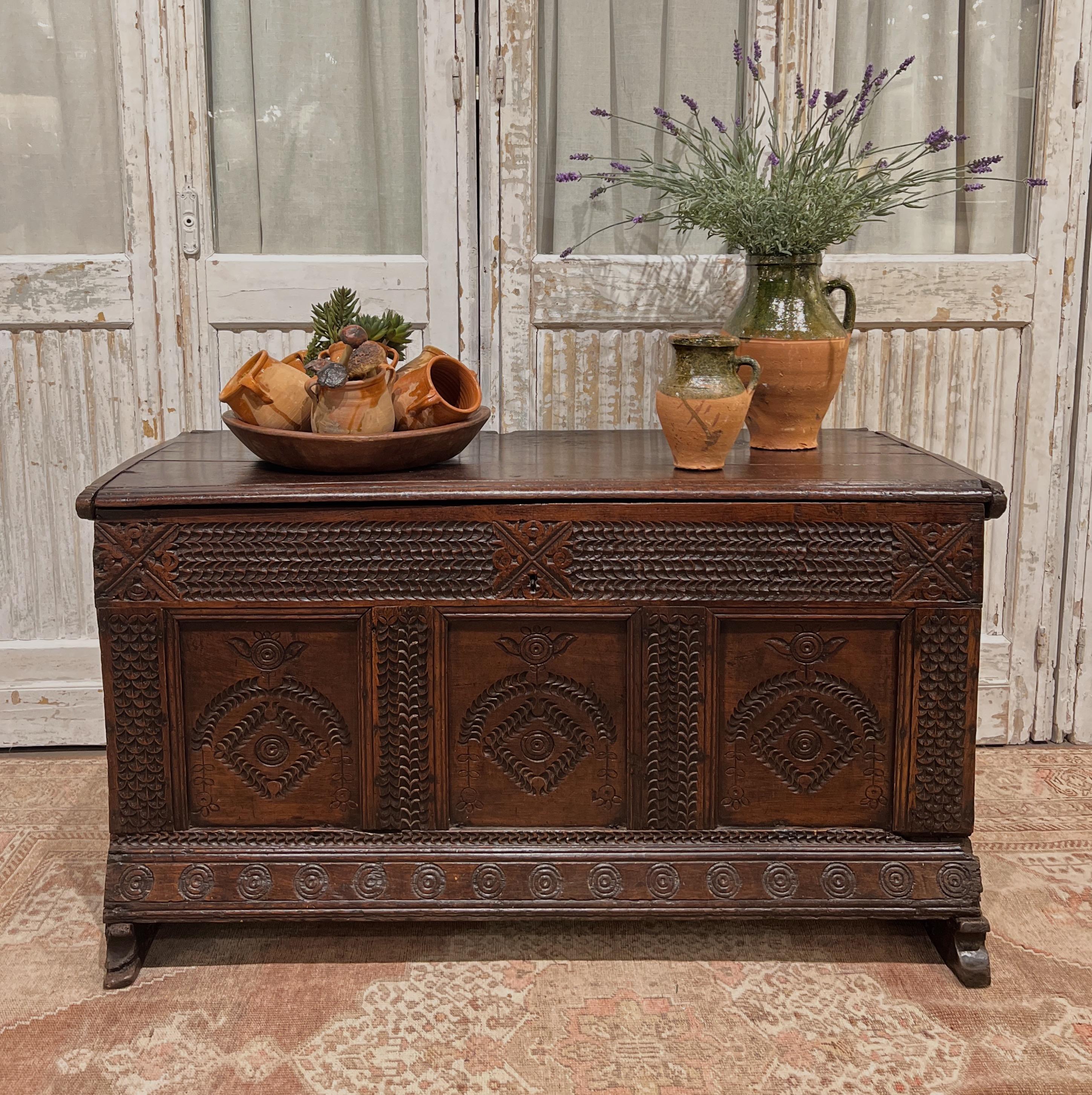 ca. Mitte des 17. Jahrhunderts, England.
 
Antike Charles II geschnitzt Eiche Coffer / Chest / Trunk, circa 1670. 
 
Diese schöne handgeschnitzte Eichenschatulle ist wie ein kleines Stück Geschichte. Die Truhe hat eine dreiteilige Front, die mit