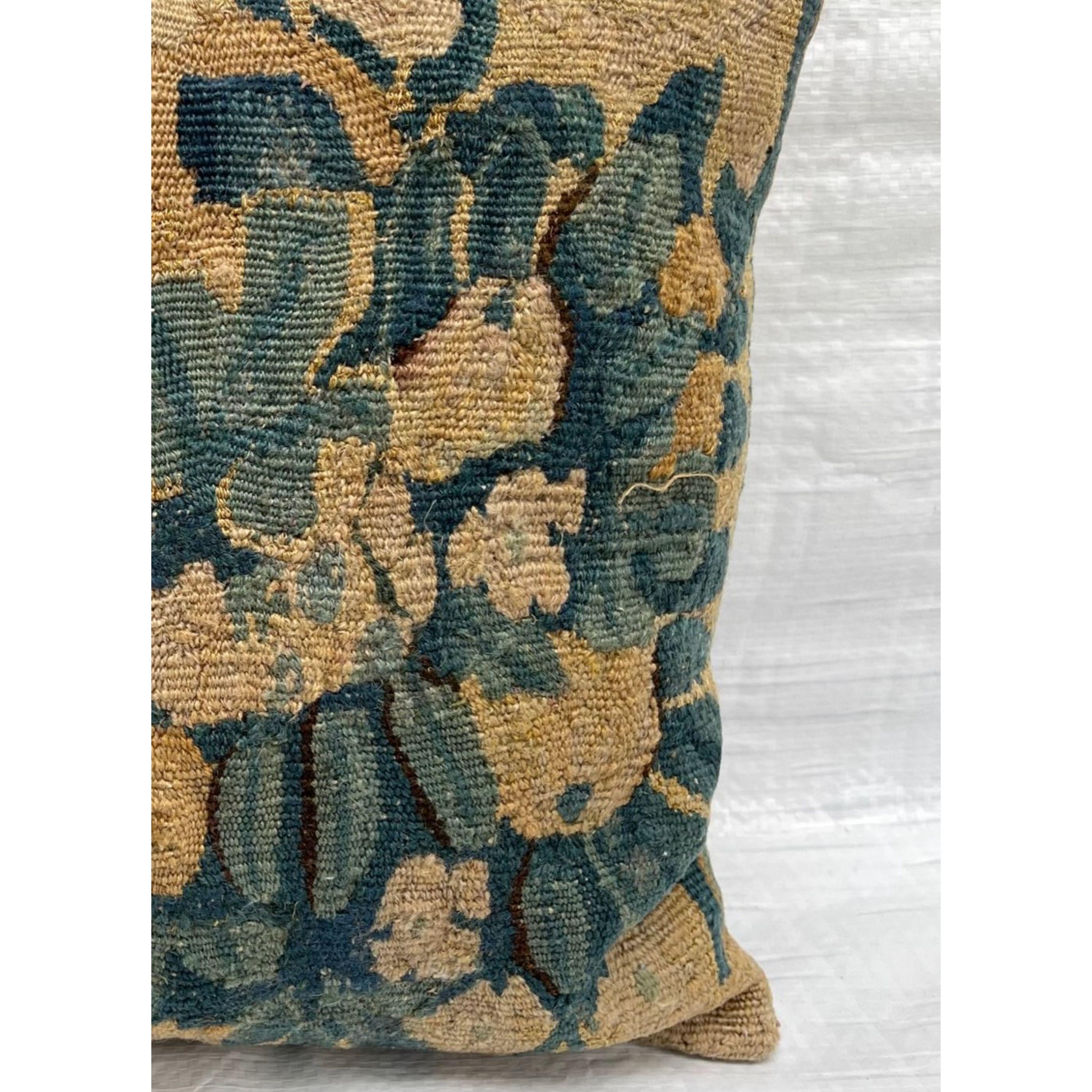 Mitte des 17. Jahrhunderts Flemish Tapestry Pillow (Französisch) im Angebot