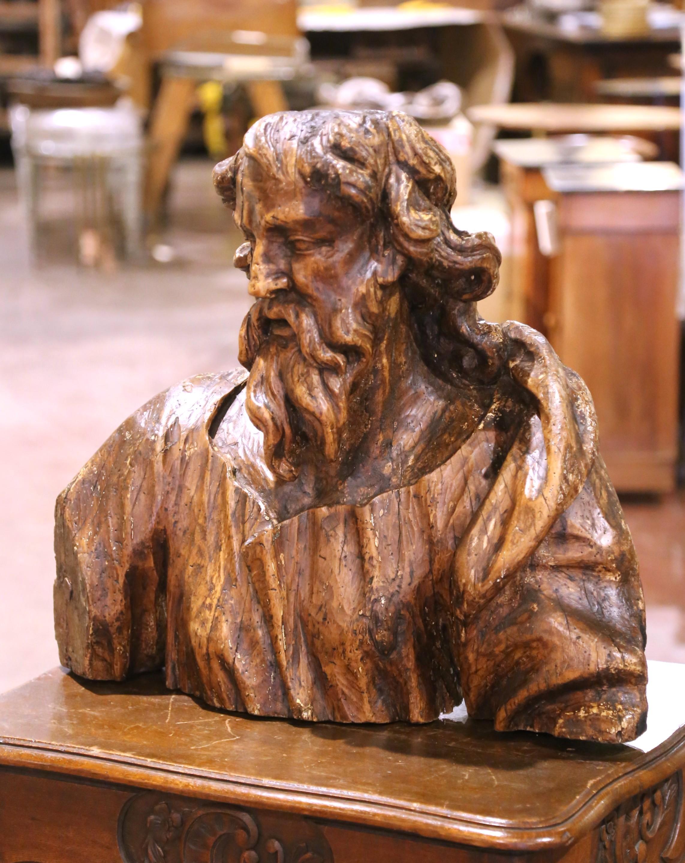 Diese eindrucksvolle Büste aus Nussbaumholz wurde im 17. Jahrhundert in Frankreich geschnitzt und stellt wahrscheinlich den Apostel Paulus dar, der mit dramatischem Realismus und spirituellem Ernst dargestellt wird. Die Figur zeichnet sich durch