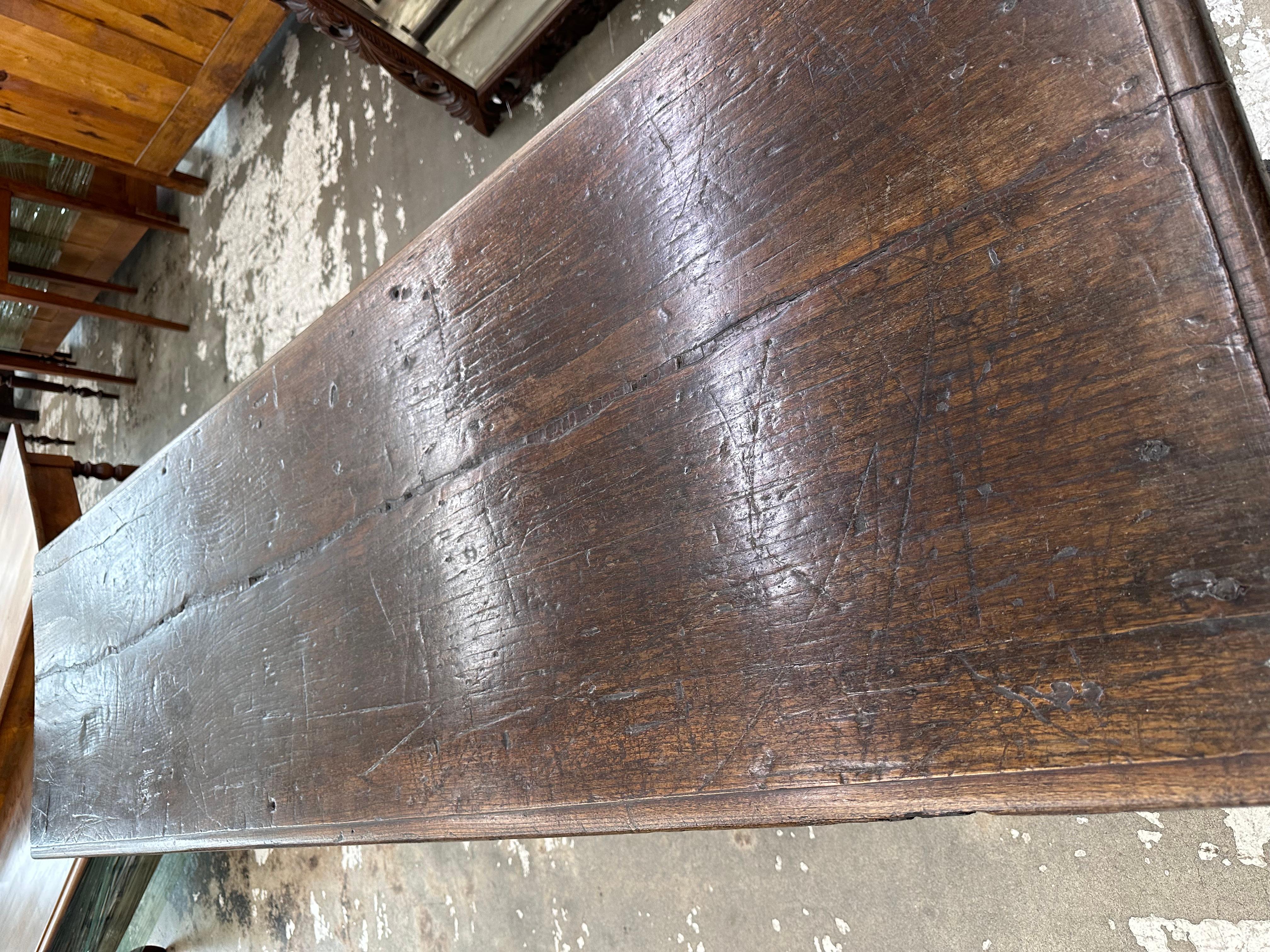 Questo è un pezzo assolutamente straordinario della metà del XVII secolo! Questo tavolo consolle porta la sua età in modo magnifico, con una patina splendida e dettagli su ogni centimetro del pezzo. Questo pezzo è caratterizzato da un'eccellente