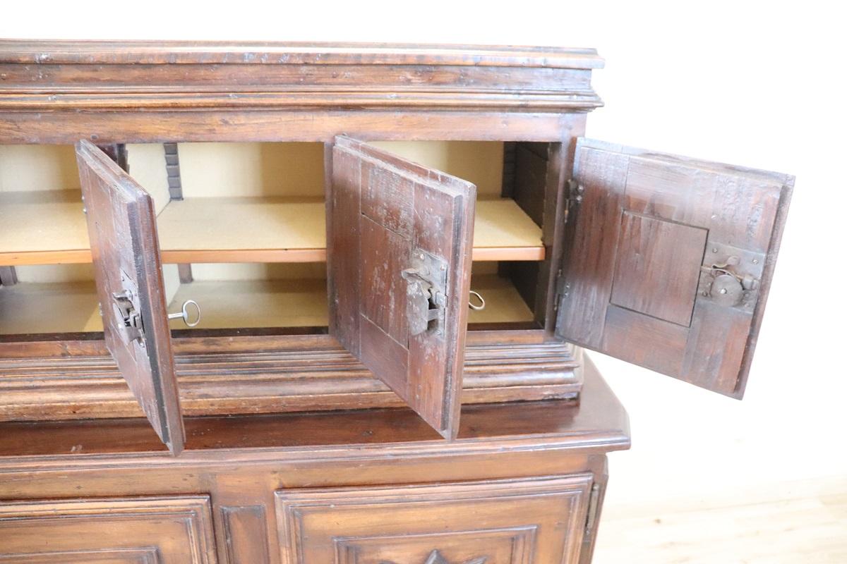 Armario o alacena antigua italiana de nogal macizo de mediados del siglo XVII en venta 3
