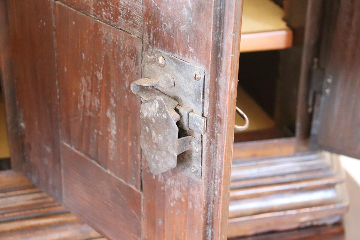 Armario o alacena antigua italiana de nogal macizo de mediados del siglo XVII en venta 4