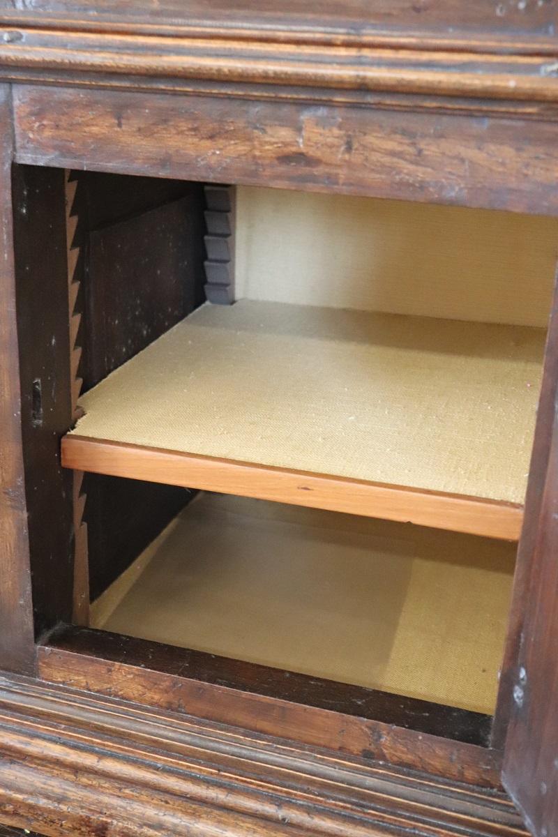 Armario o alacena antigua italiana de nogal macizo de mediados del siglo XVII en venta 5