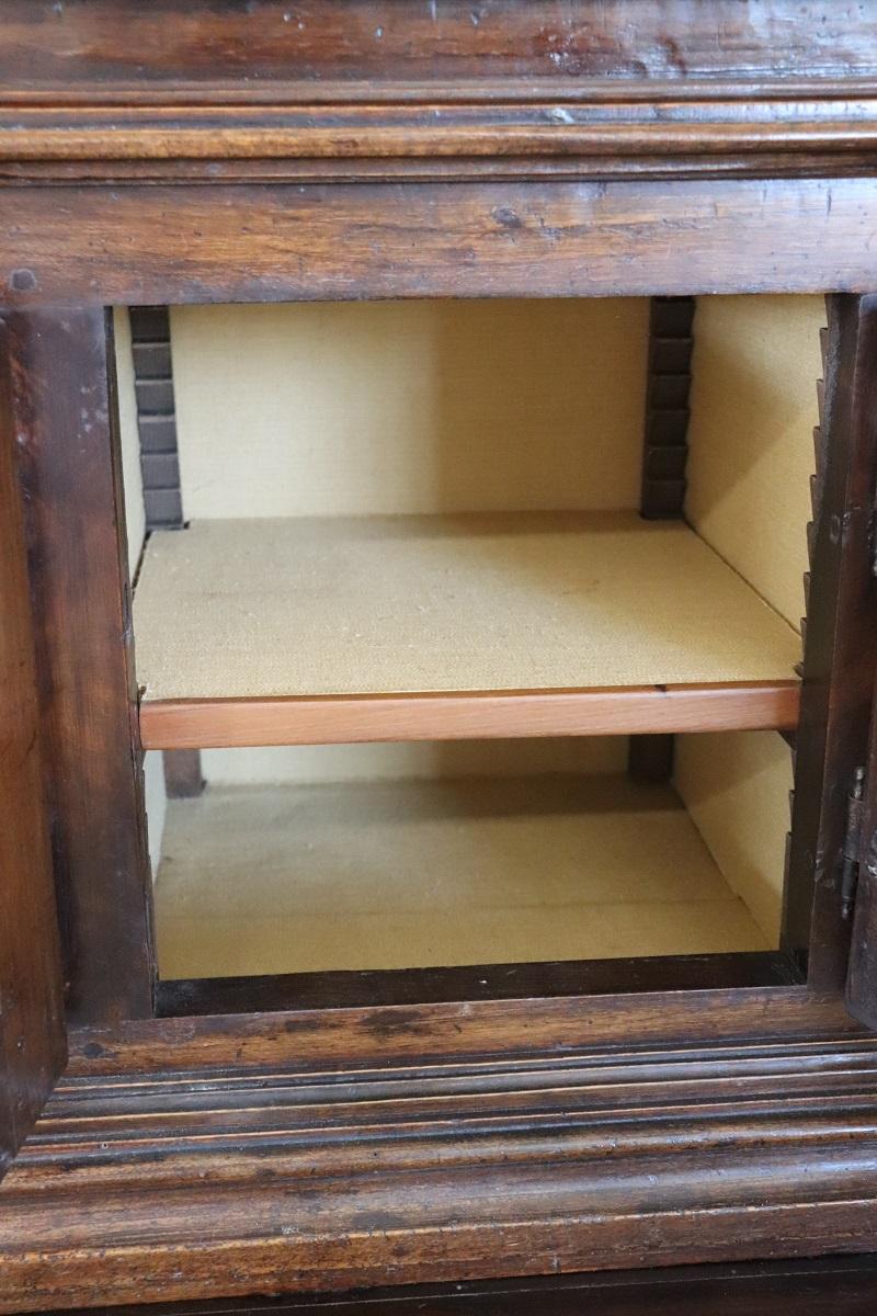 Armario o alacena antigua italiana de nogal macizo de mediados del siglo XVII en venta 6