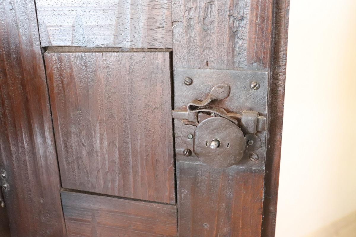 Armario o alacena antigua italiana de nogal macizo de mediados del siglo XVII en venta 7