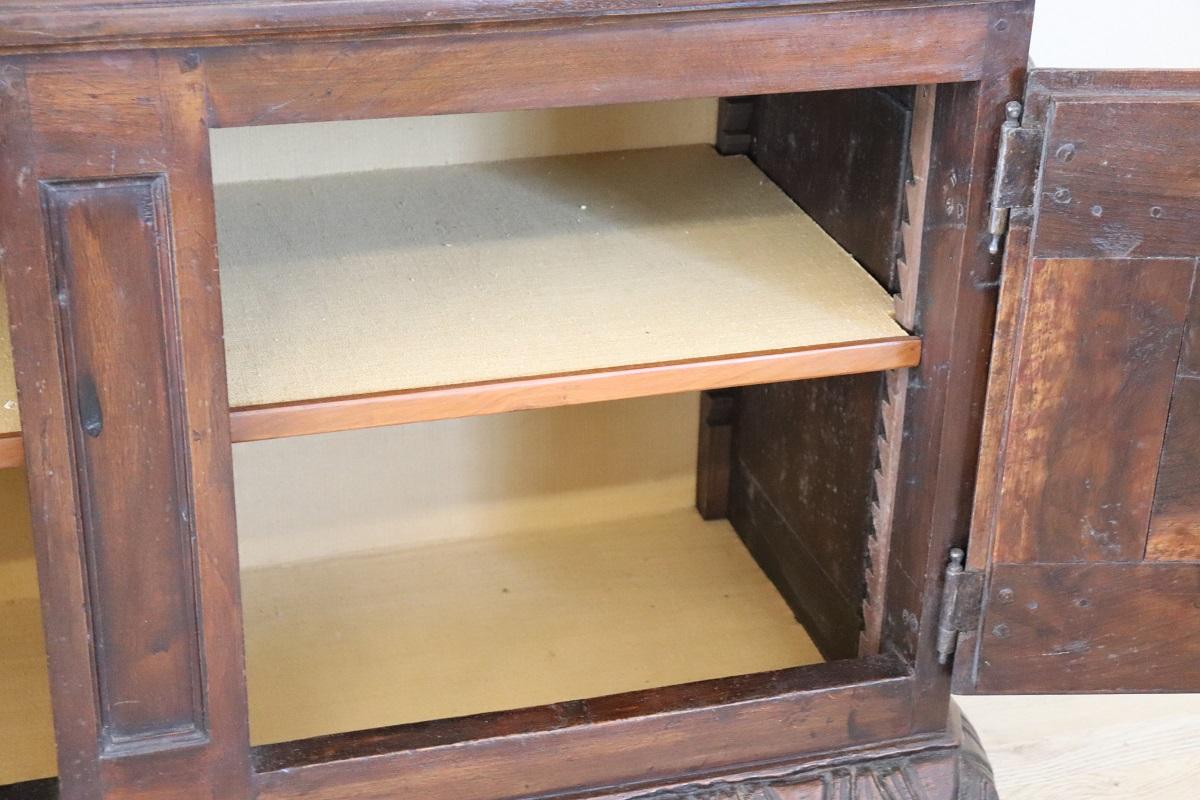 Armario o alacena antigua italiana de nogal macizo de mediados del siglo XVII en venta 9