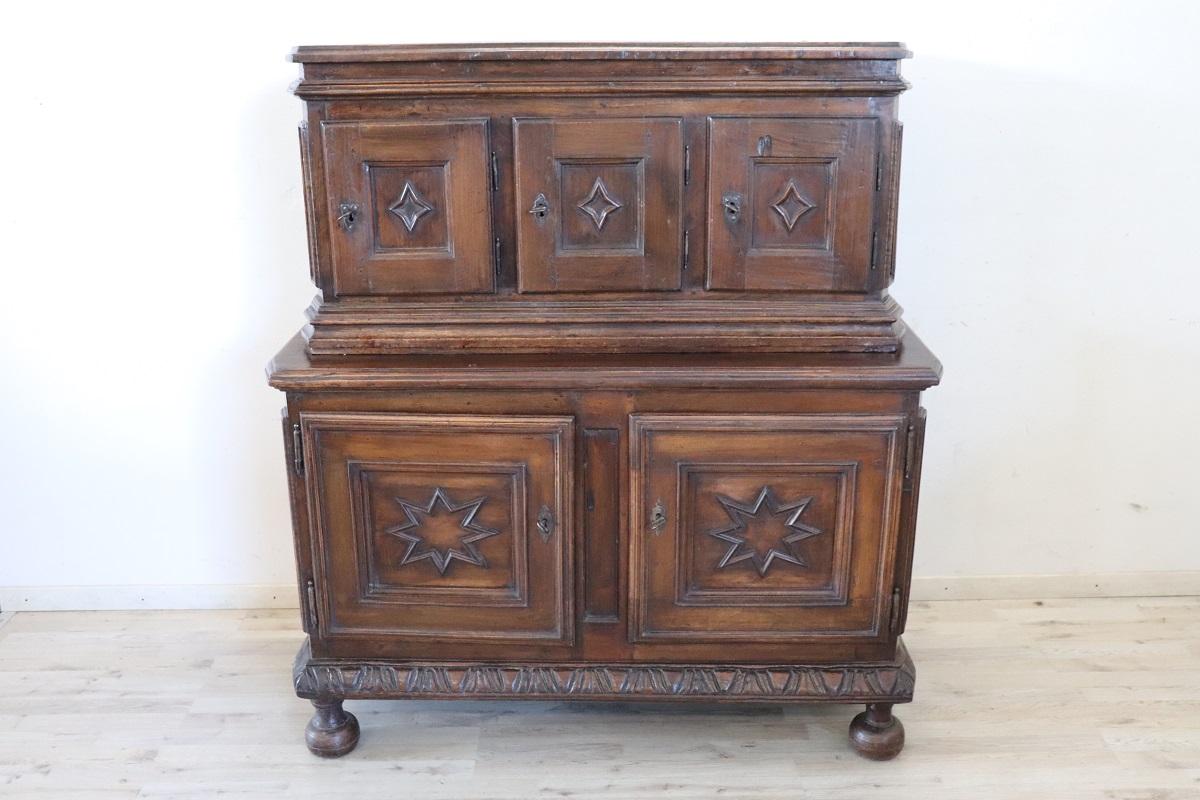 Armario o alacena antigua italiana de nogal macizo de mediados del siglo XVII en venta 12