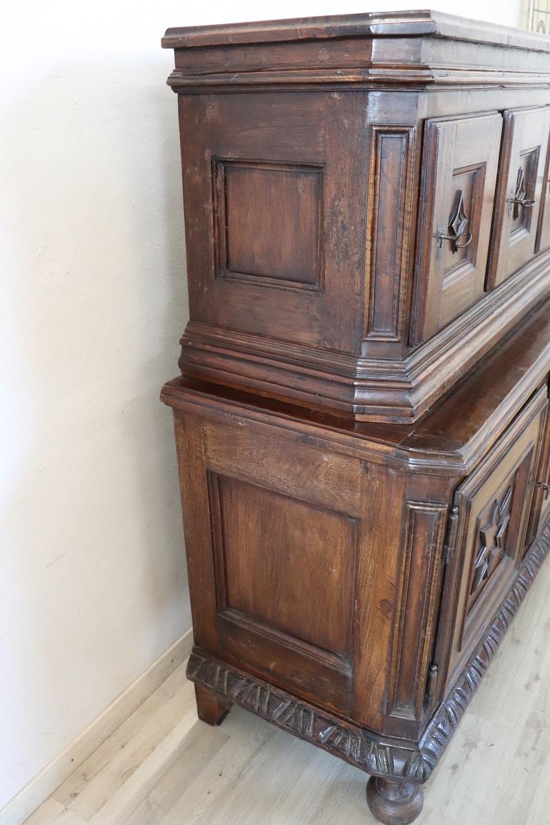 Armario o alacena antigua italiana de nogal macizo de mediados del siglo XVII en venta 13