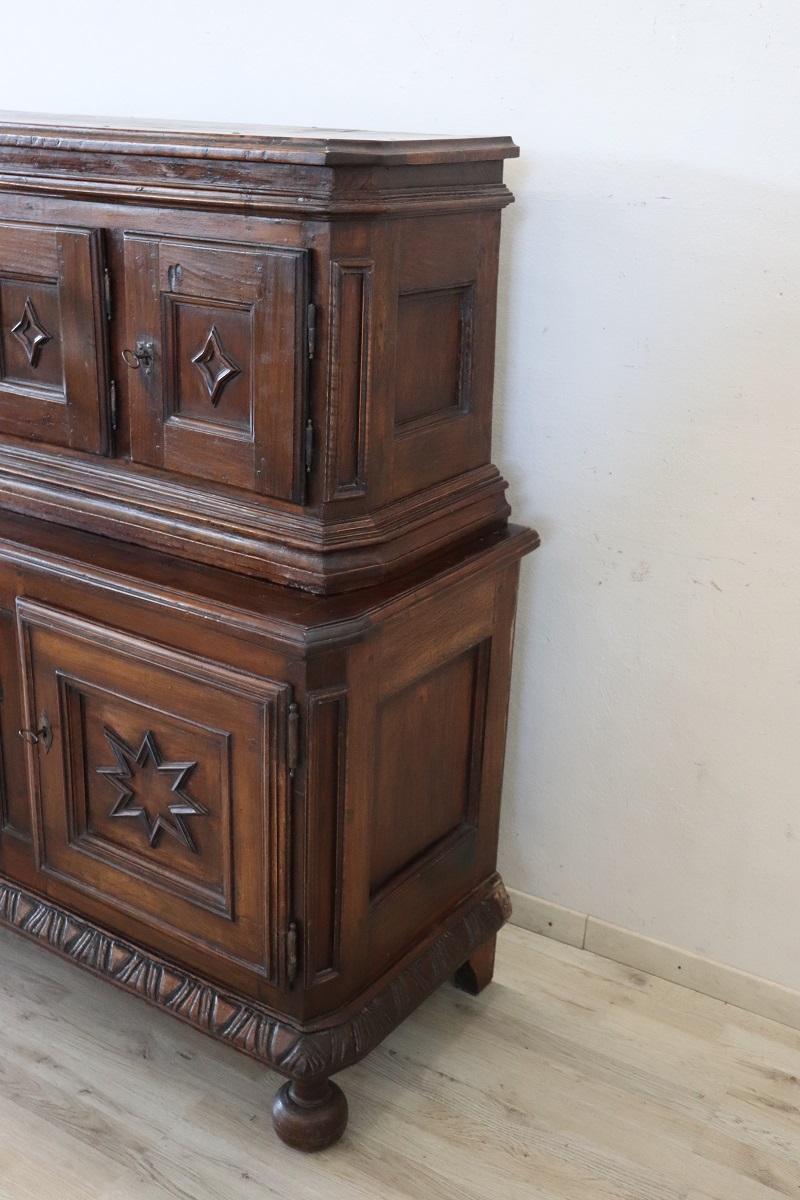 Armario o alacena antigua italiana de nogal macizo de mediados del siglo XVII Luis XIV en venta