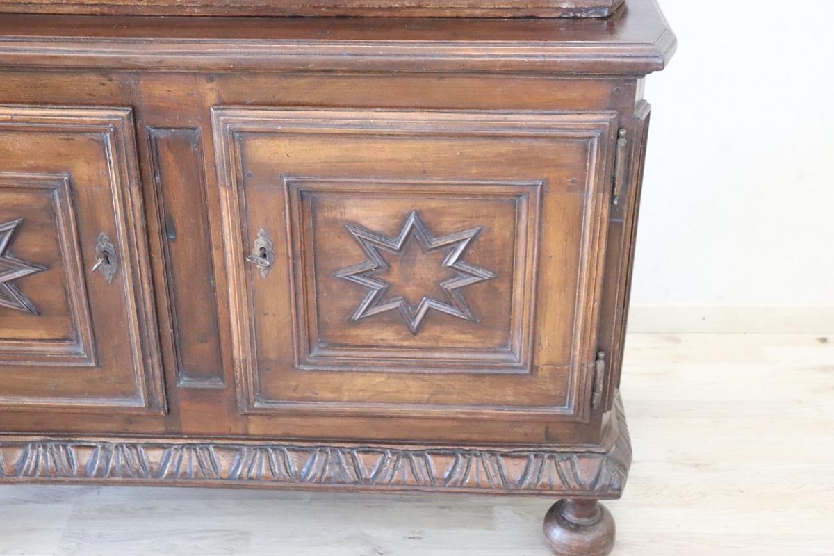 Armario o alacena antigua italiana de nogal macizo de mediados del siglo XVII siglo XVIII y antes en venta