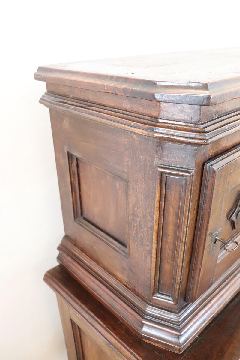 Armario o alacena antigua italiana de nogal macizo de mediados del siglo XVII en venta 1