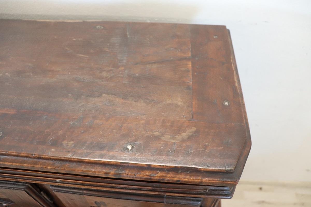 Armario o alacena antigua italiana de nogal macizo de mediados del siglo XVII en venta 2