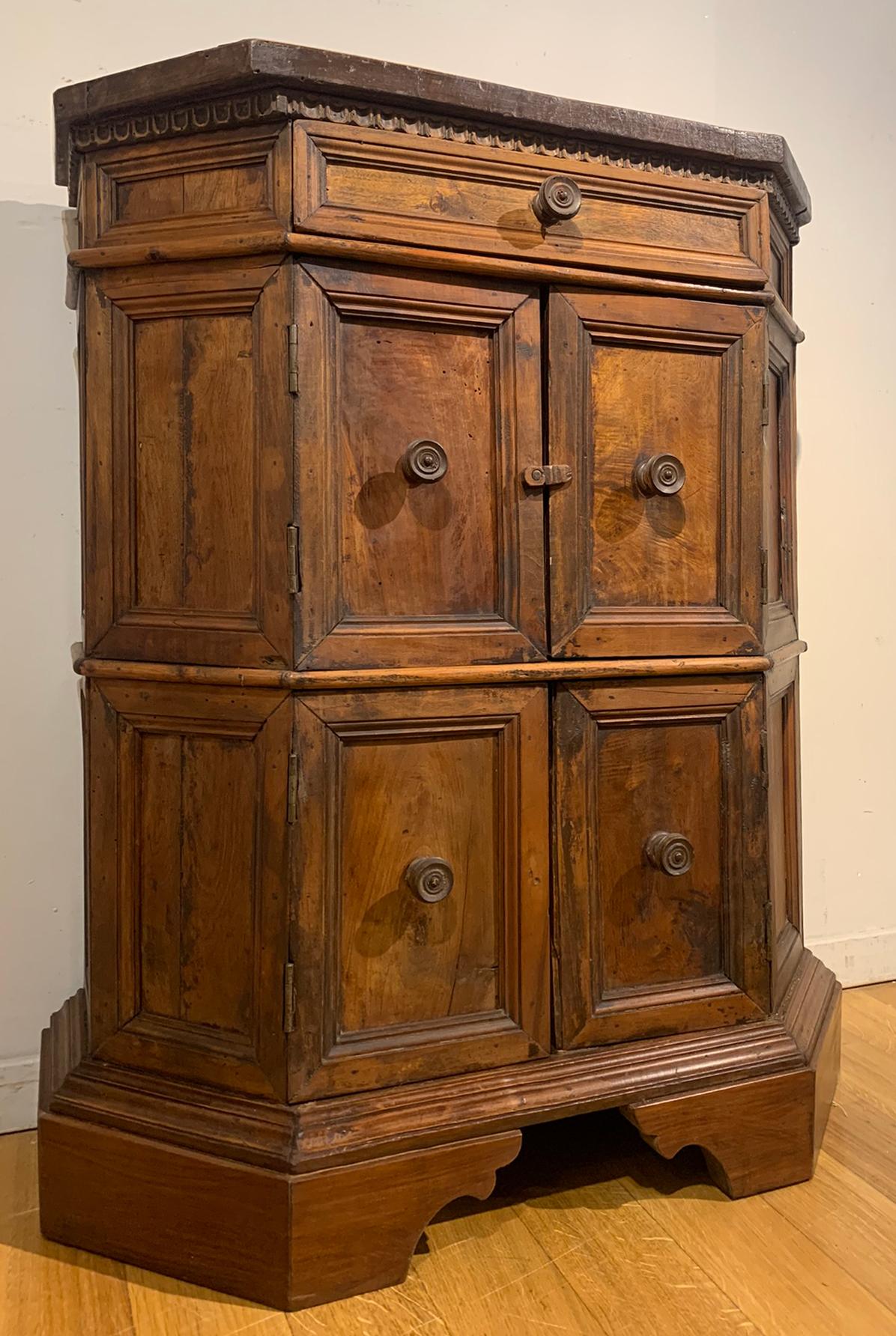 Beautiful small sideboard in walnut with four doors. Undertop with carved frame. Despite the small size, the internal compartments are perfectly optimised.
Typical Tuscan manufacture from the early 17th century.