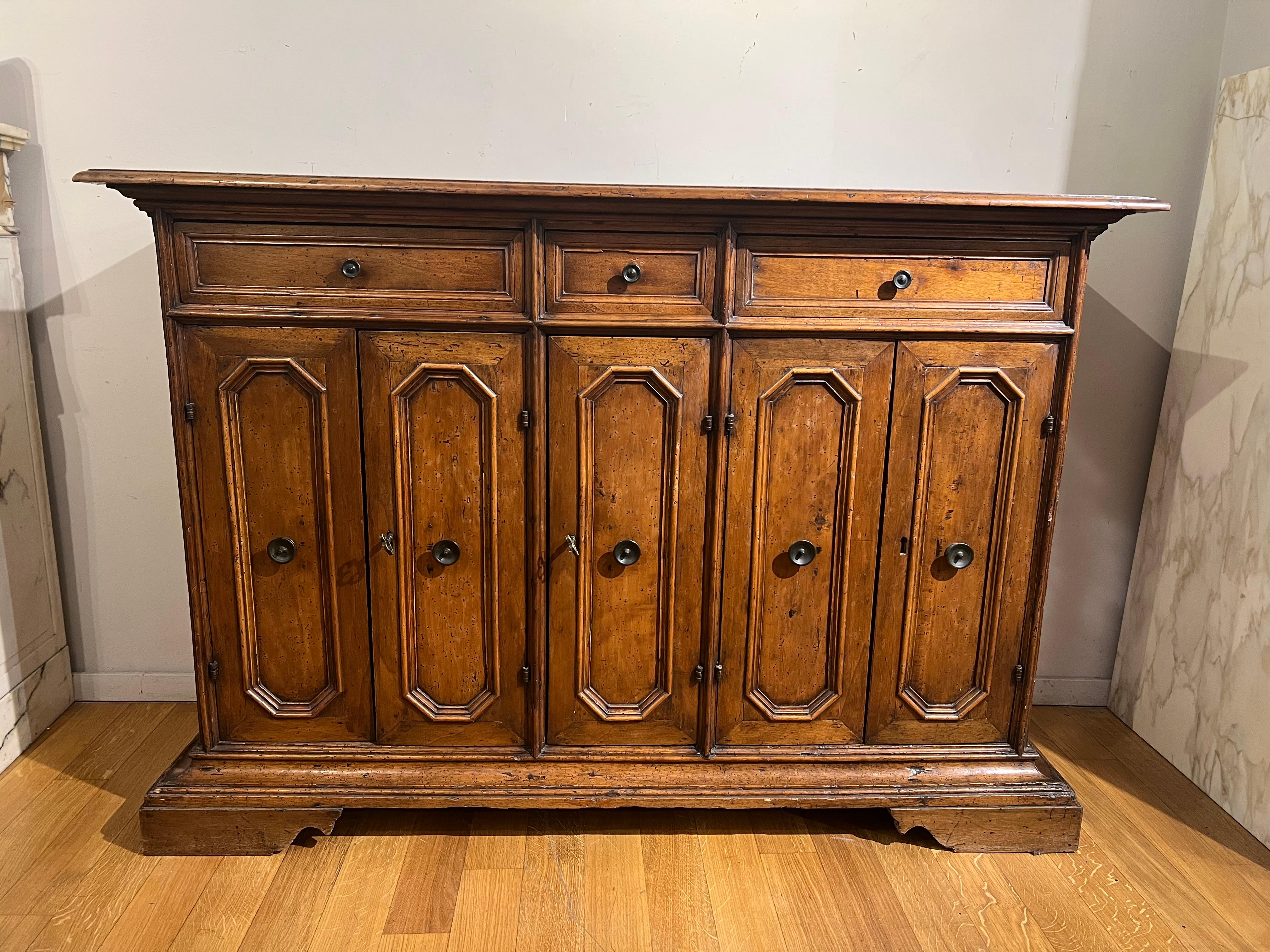 Beautiful sideboard made in solid walnut, not excessively deep with a bullnose edged top, three drawers and five doors. Turned bronze knobs, bracket feet.

Tuscan manufacture of the mid-seventeenth century.

MEASURES: cm 100x150x51.