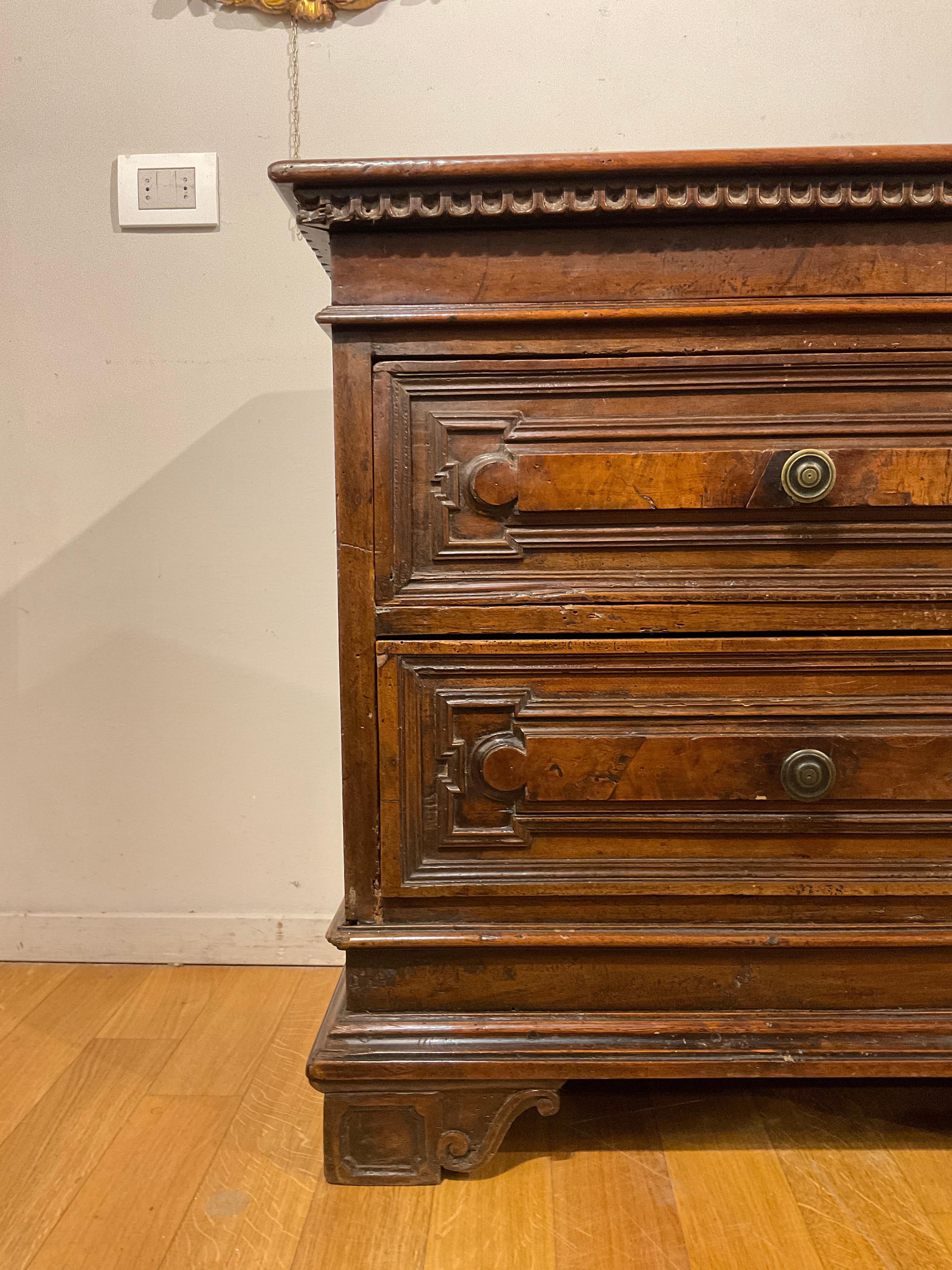 MID 17th CENTURY WALNUT CHEST In Good Condition In Firenze, FI