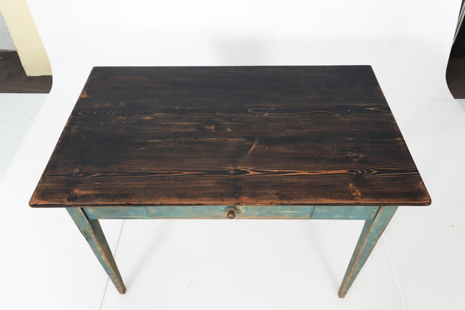 Mid-1800s Blue Painted Table with Black Painted Top (Gustavianisch) im Angebot