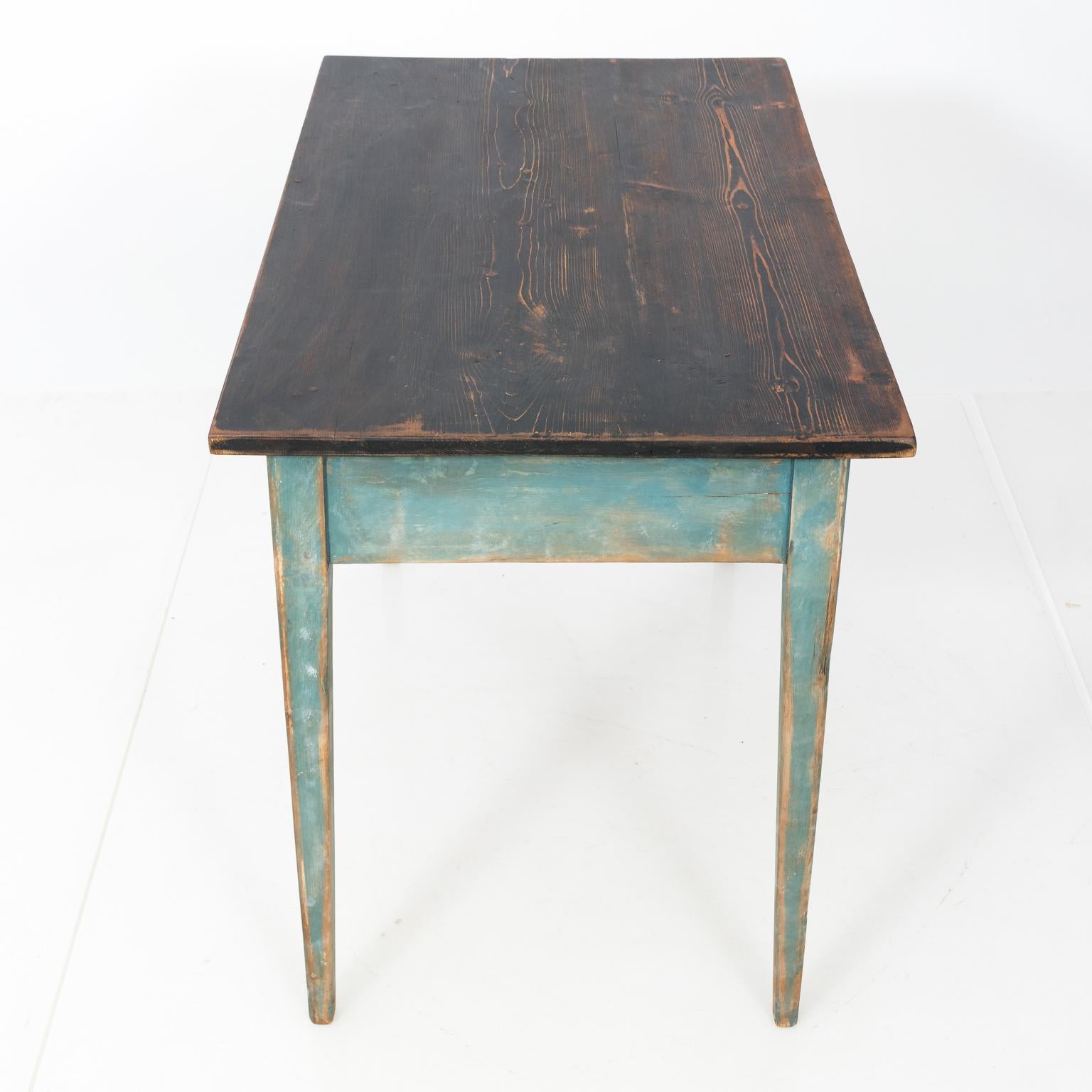 Mid-1800s Blue Painted Table with Black Painted Top (Kiefernholz) im Angebot