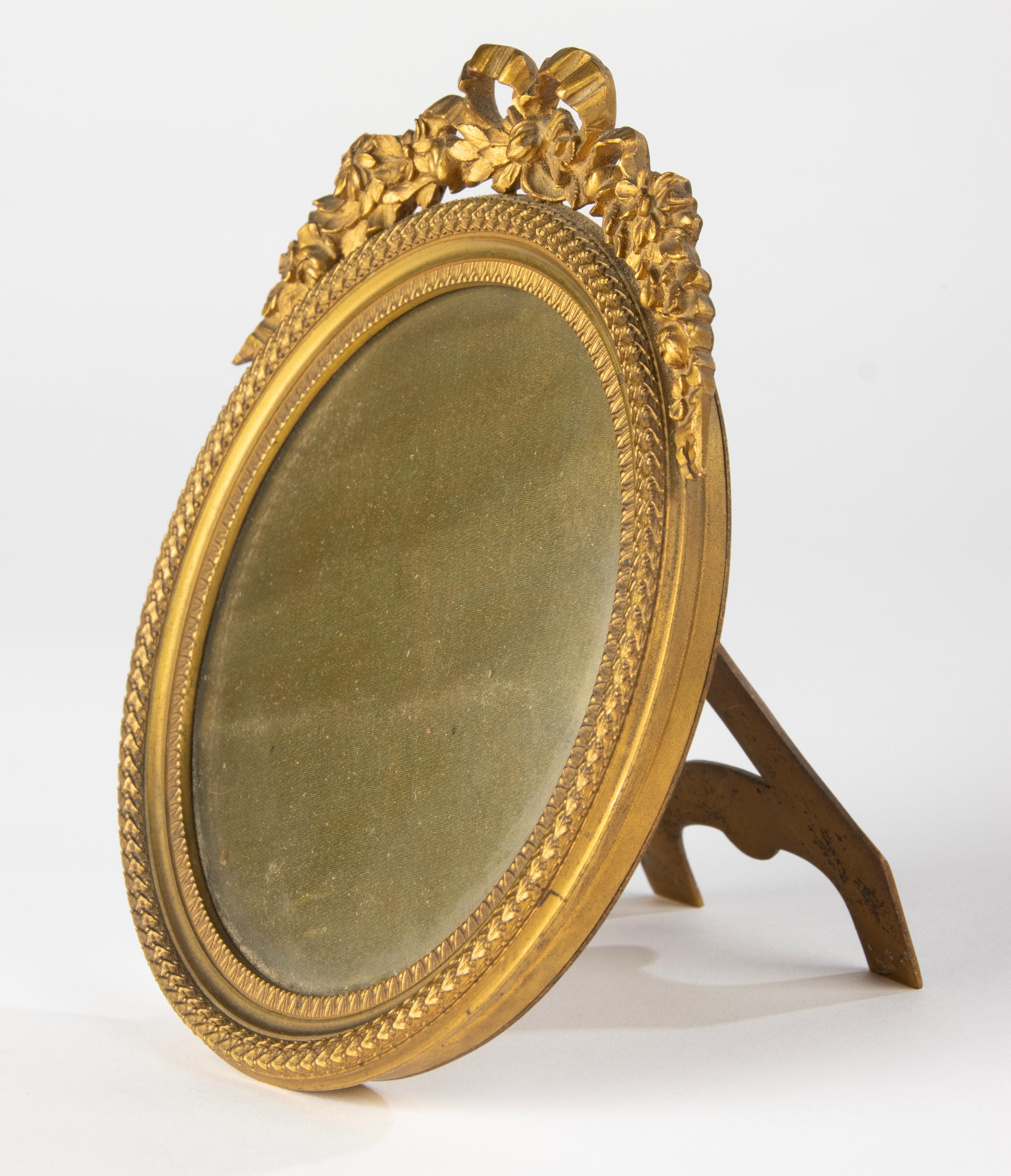 A beautiful antique bronze photo frame, Louis XVI style, from the French Napoleon III period. 
Made in France, mid 19th century.
Very nice quality bronze, very refined with ormolu gilding.
With original glass, this is slightly convex.
The photo