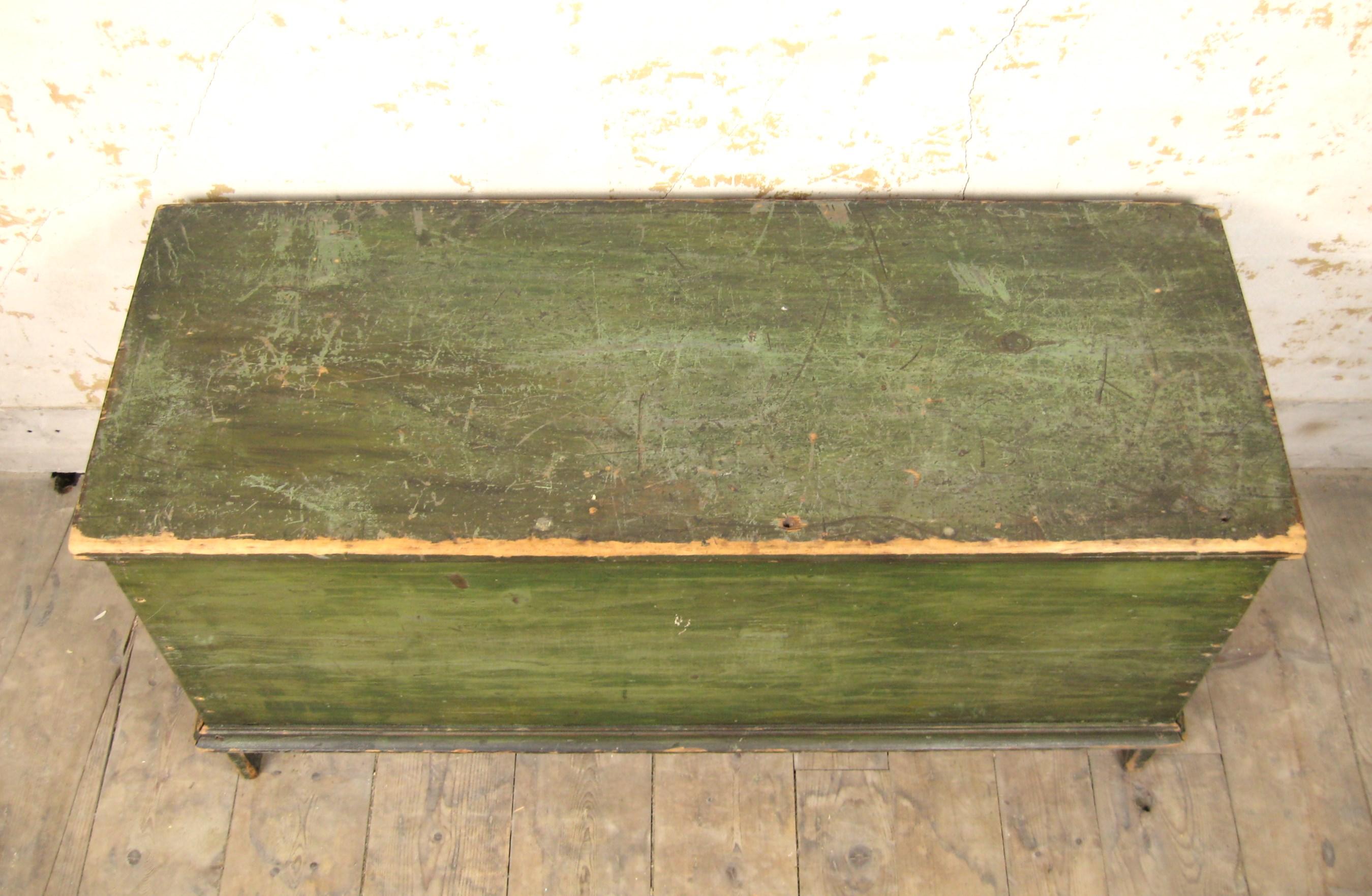 Diese authentische Primitive 6 Board Pine Antique Blanket Chest, ist es ein seltener Fund für Sammler und Liebhaber von historischen Möbeln. Die leuchtend grüne Farbe, das Thema Landhausstil und das MATERIAL aus Kiefernholz machen ihn zu einer