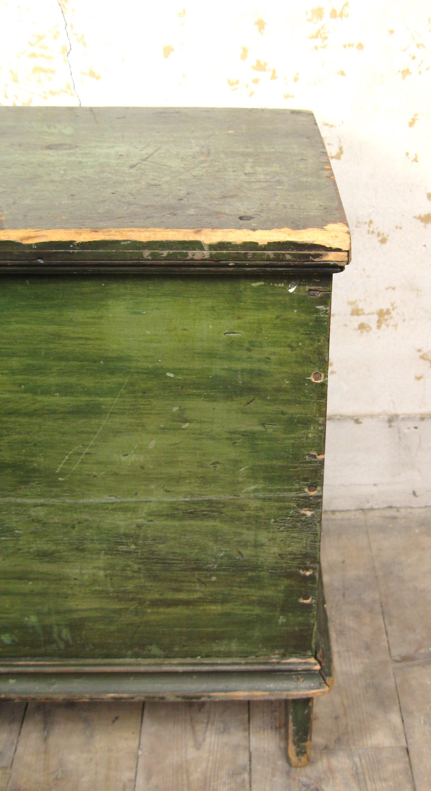 Mid 1800's Primitive Green Painted 6 board Blanket Chest In Good Condition In Newfoundland, PA