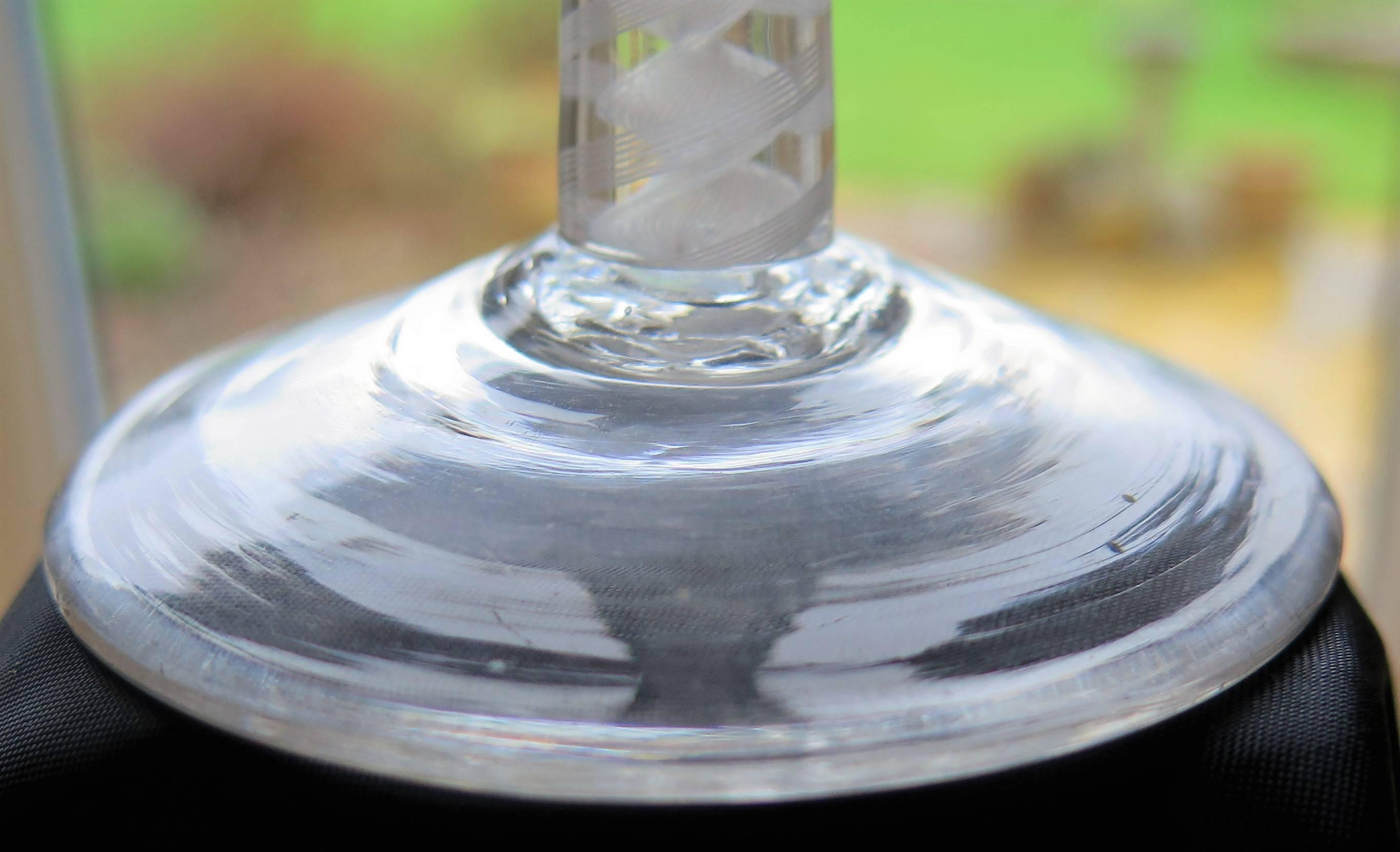 Mitte des 18. Jahrhunderts Cordial Weinglas mundgeblasen Baumwolle Twist Stem, Englisch C 1765 im Angebot 8