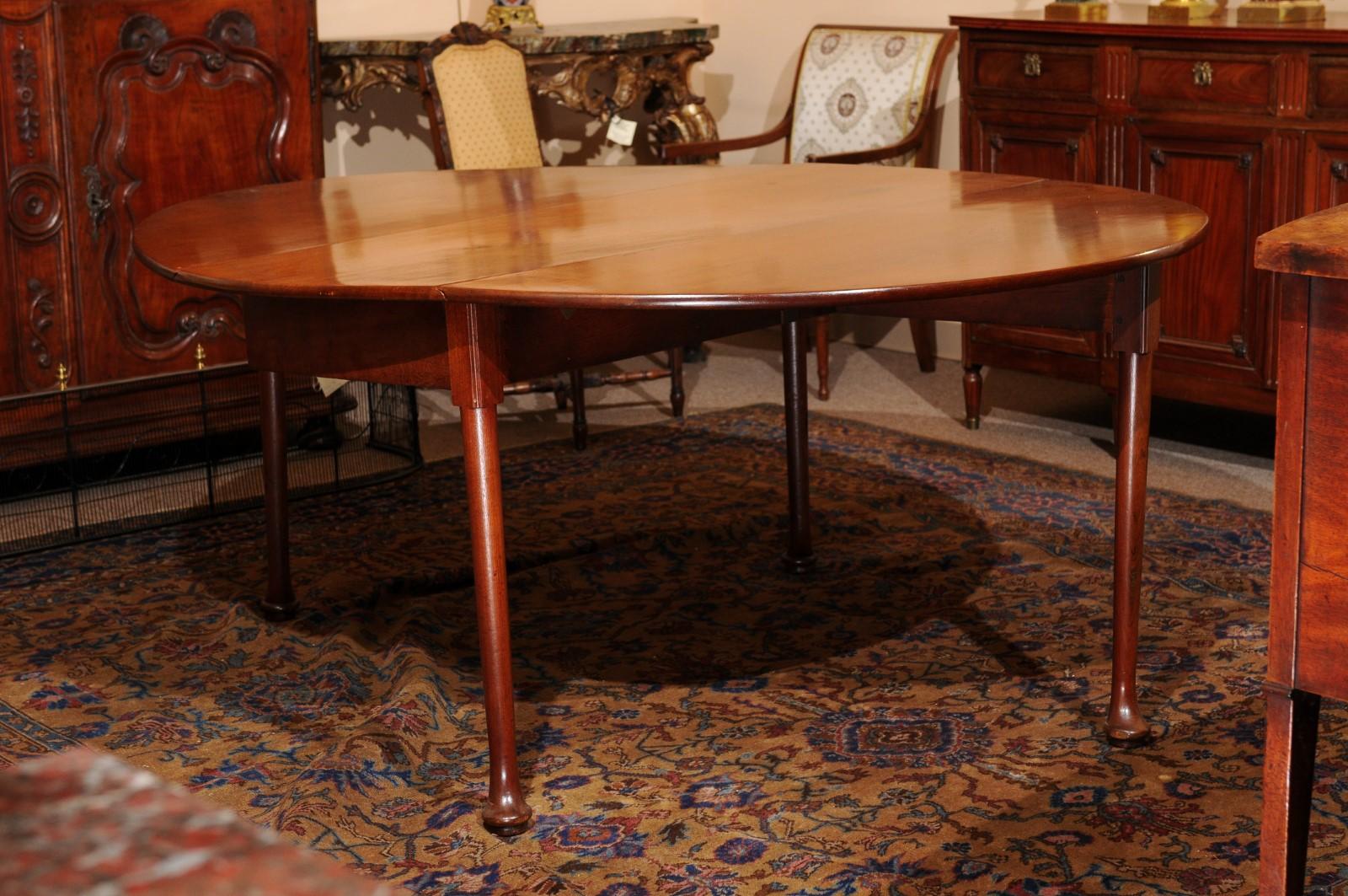 Anglais  Mid-18th C English George II Mahogany Drop Leaf Oval Dining Table with Pad Feet (Table de salle à manger ovale à feuilles tombantes et pieds pad) en vente
