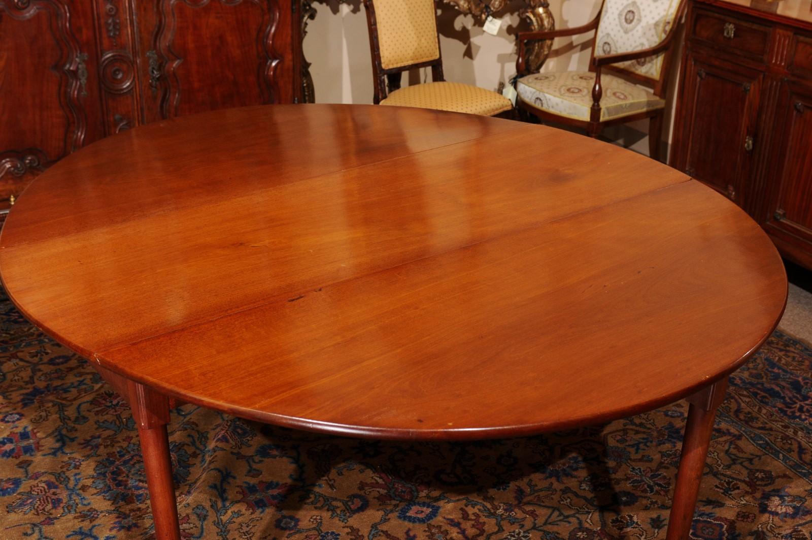 XVIIIe siècle  Mid-18th C English George II Mahogany Drop Leaf Oval Dining Table with Pad Feet (Table de salle à manger ovale à feuilles tombantes et pieds pad) en vente