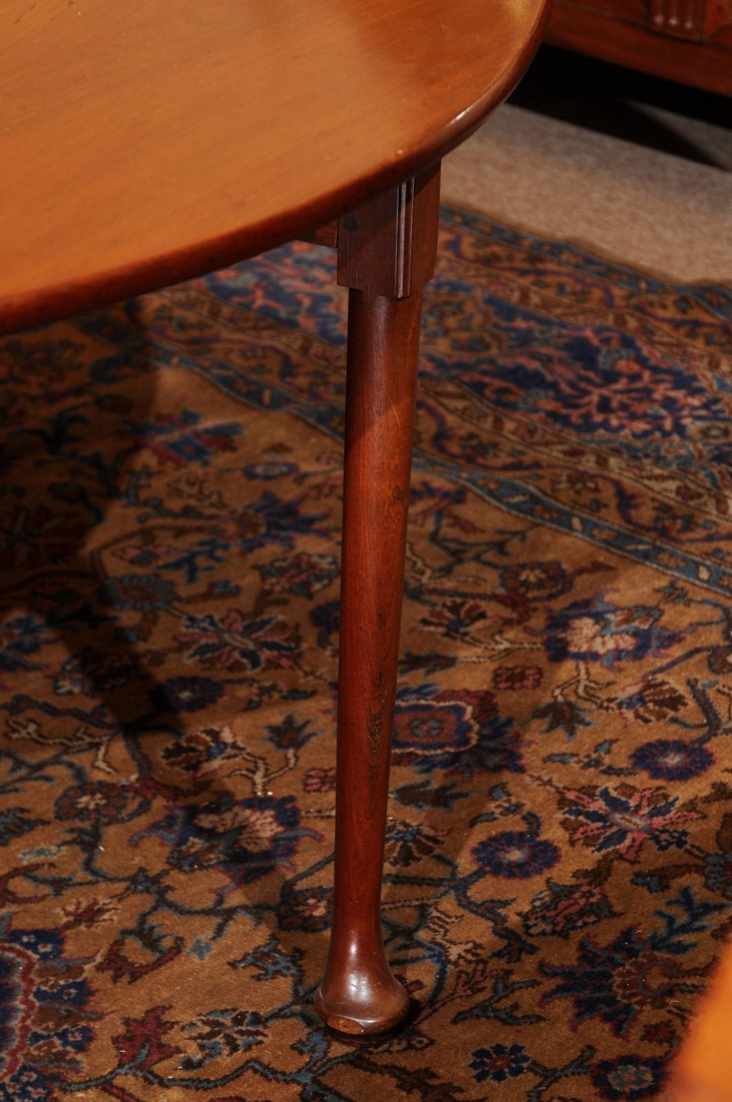 Acajou  Mid-18th C English George II Mahogany Drop Leaf Oval Dining Table with Pad Feet (Table de salle à manger ovale à feuilles tombantes et pieds pad) en vente