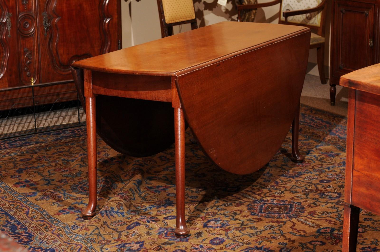  Mid-18th C English George II Mahogany Drop Leaf Oval Dining Table with Pad Feet For Sale 3