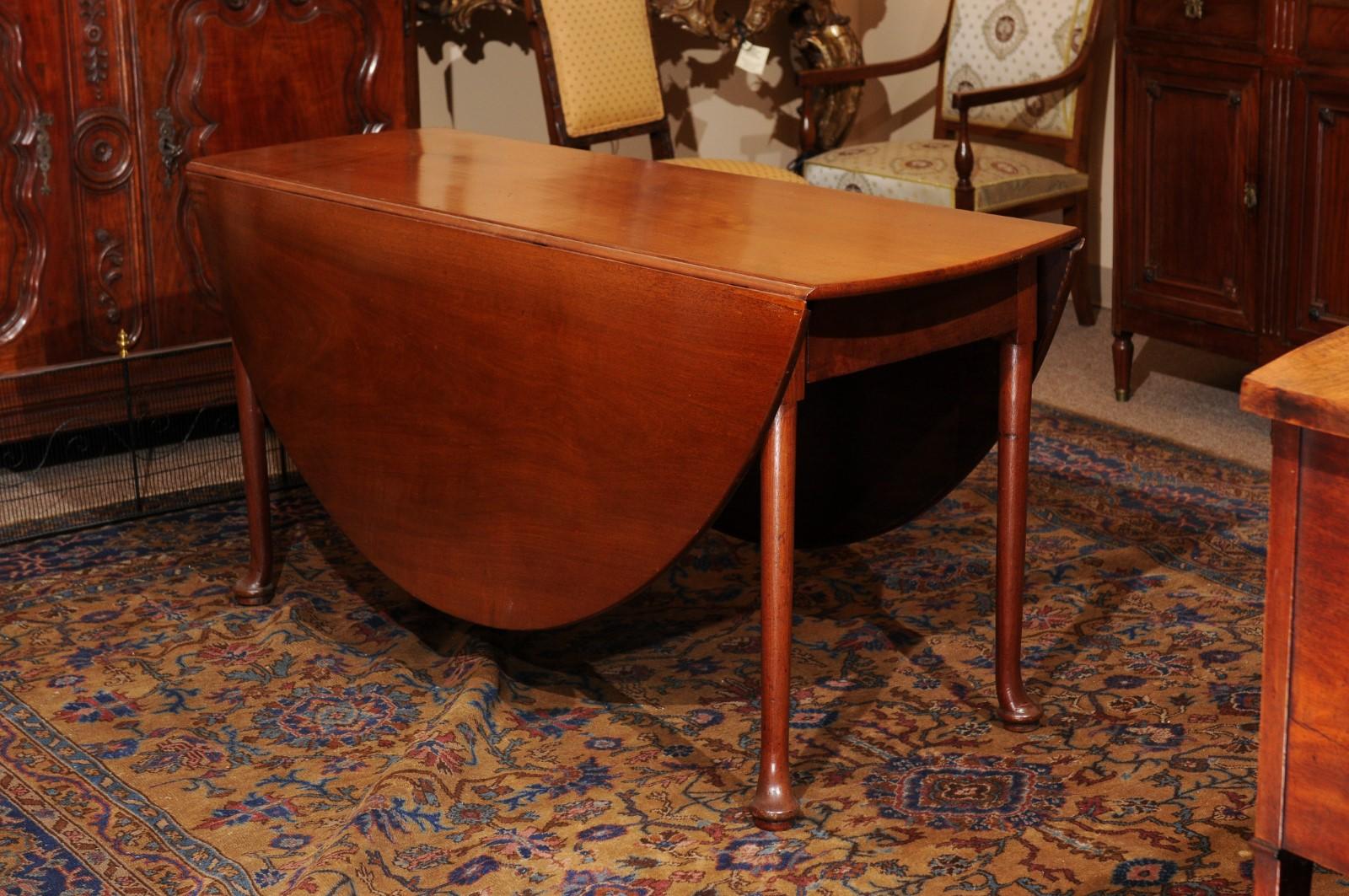 Mid-18th C English George II Mahogany Drop Leaf Oval Dining Table with Pad Feet (Table de salle à manger ovale à feuilles tombantes et pieds pad) en vente 2