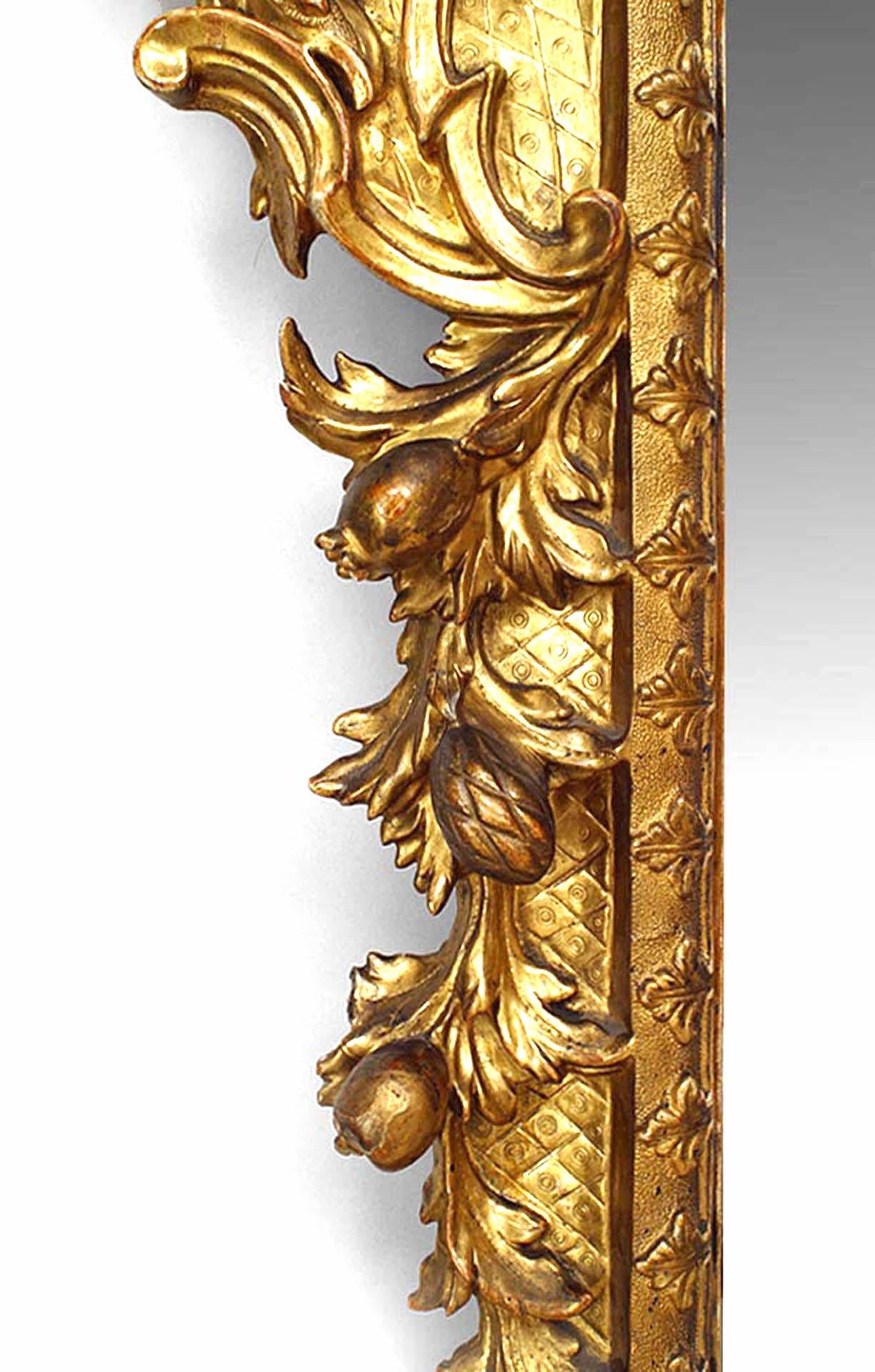 XVIIIe siècle Miroir mural italien rococo en bois doré sculpté à motifs floraux en vente
