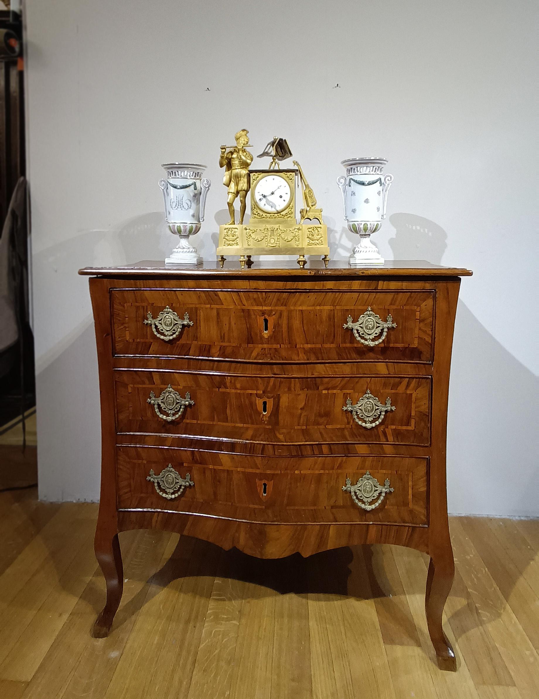 MID-18th CENTUR LOUIS XV WALNUT CHEST OF DRAWERS For Sale 2