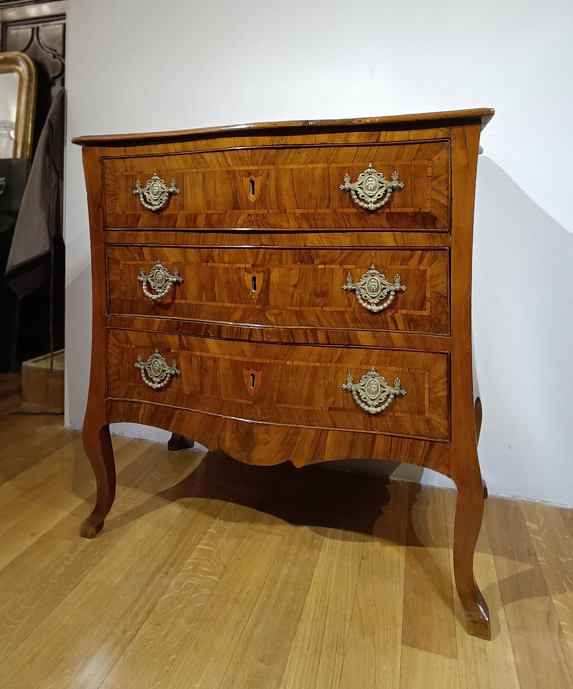 MID-18th CENTUR LOUIS XV WALNUT CHEST OF DRAWERS For Sale 3